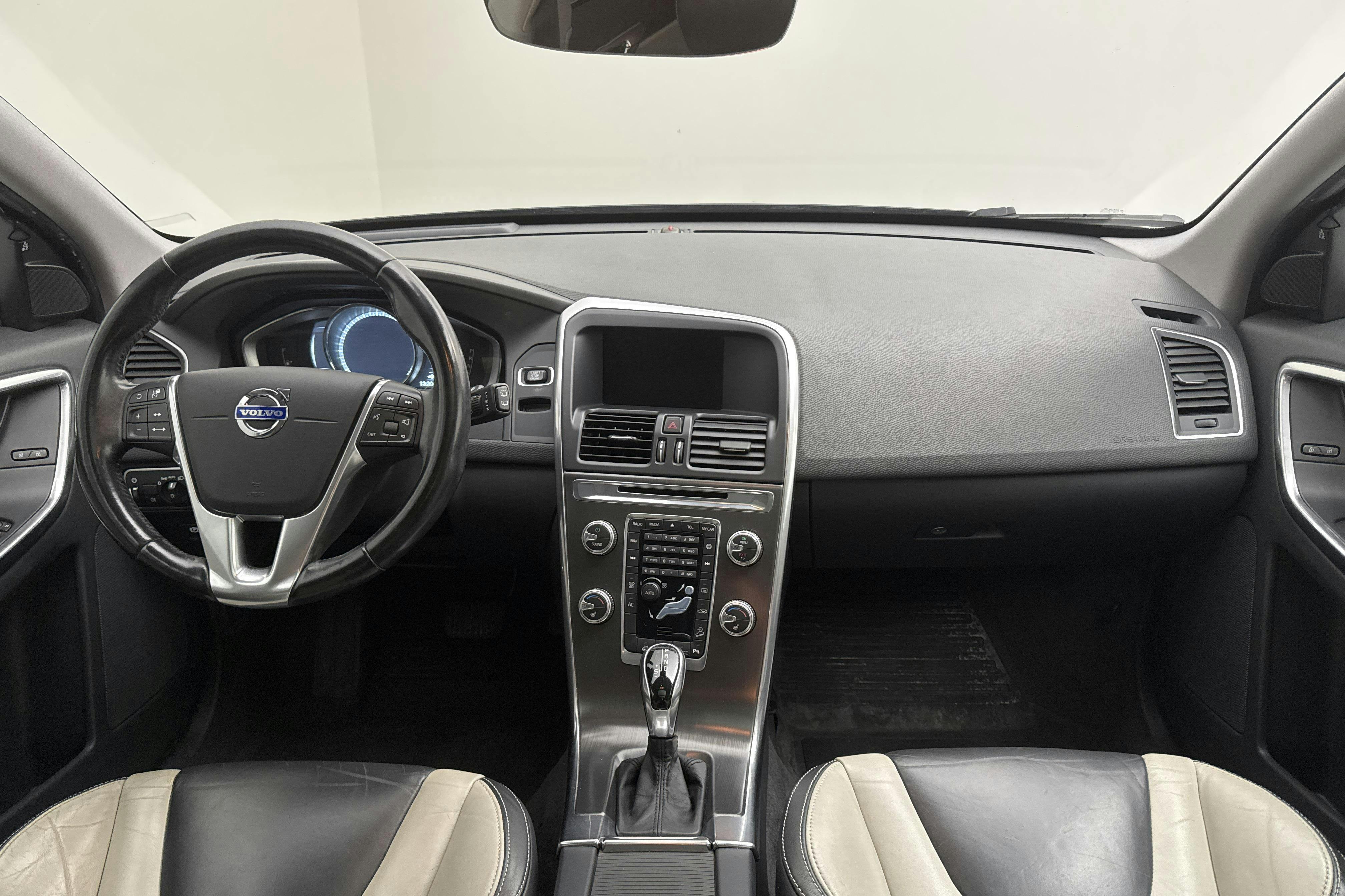 Volvo XC60 D5 AWD (215hk) - 22 319 mil - Automat - svart - 2015