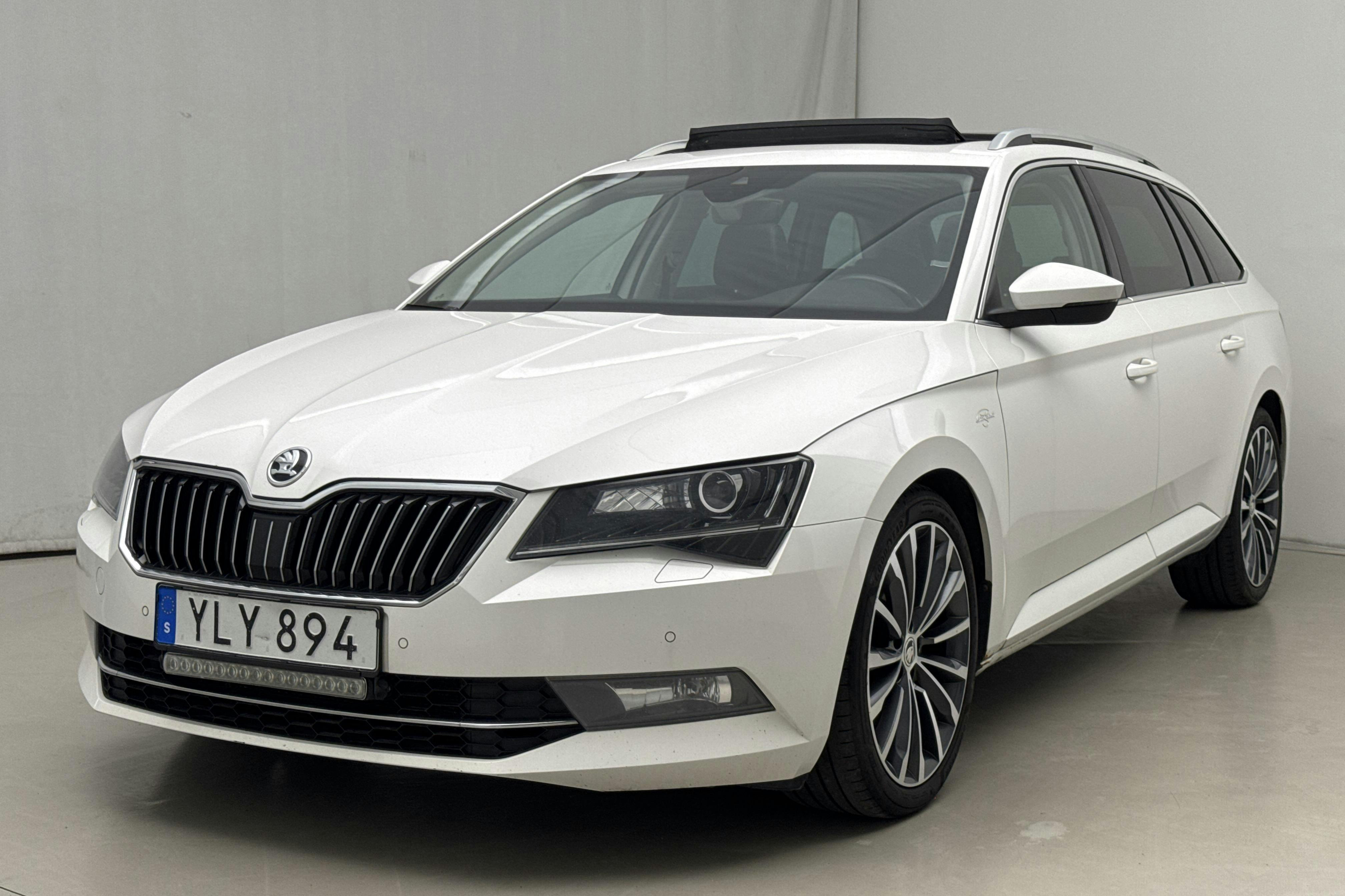 Skoda Superb 2.0 TDI 4x4 Kombi (190hk) - 216 990 km - Automatic - white - 2017