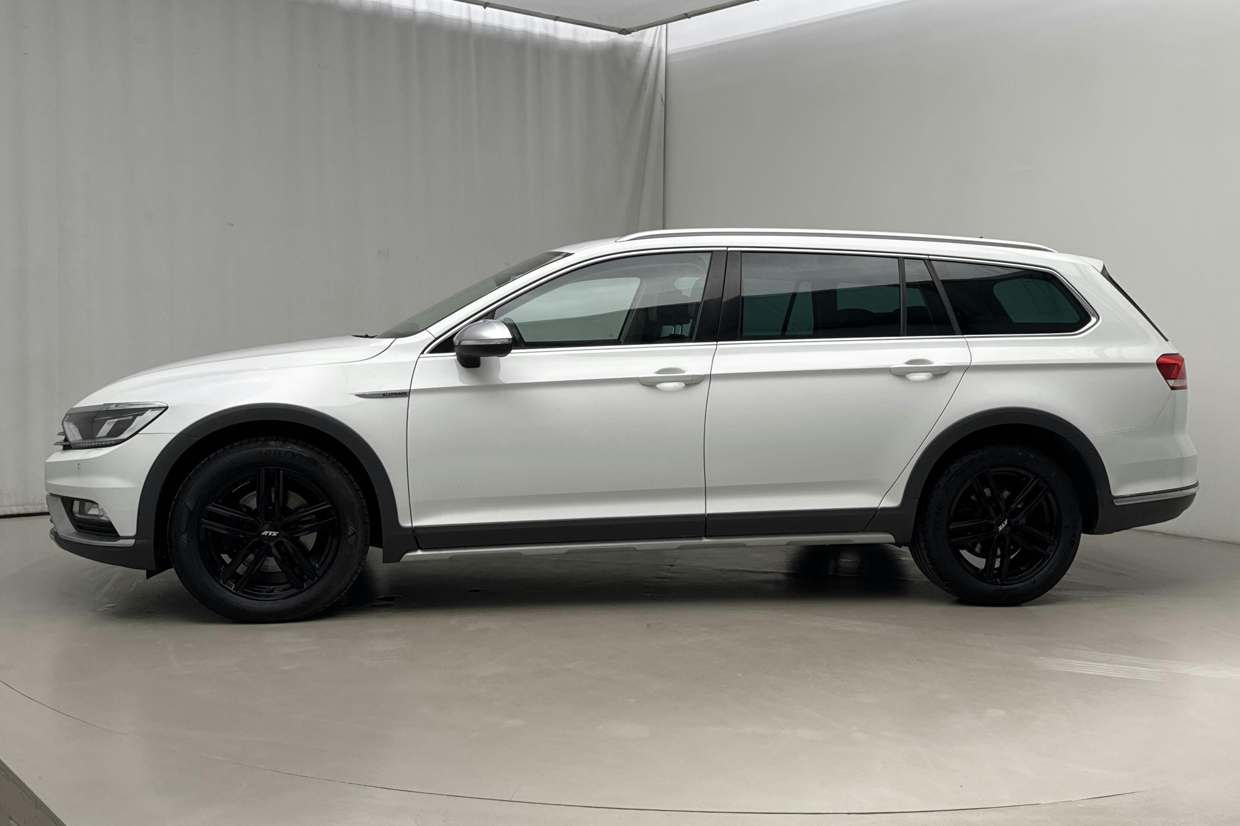 Presentationsfoto 2 av 16: VW Passat Alltrack 2.0 TDI 4MOTION (190hk) - 20 901 mil - Automat - vit - 2018