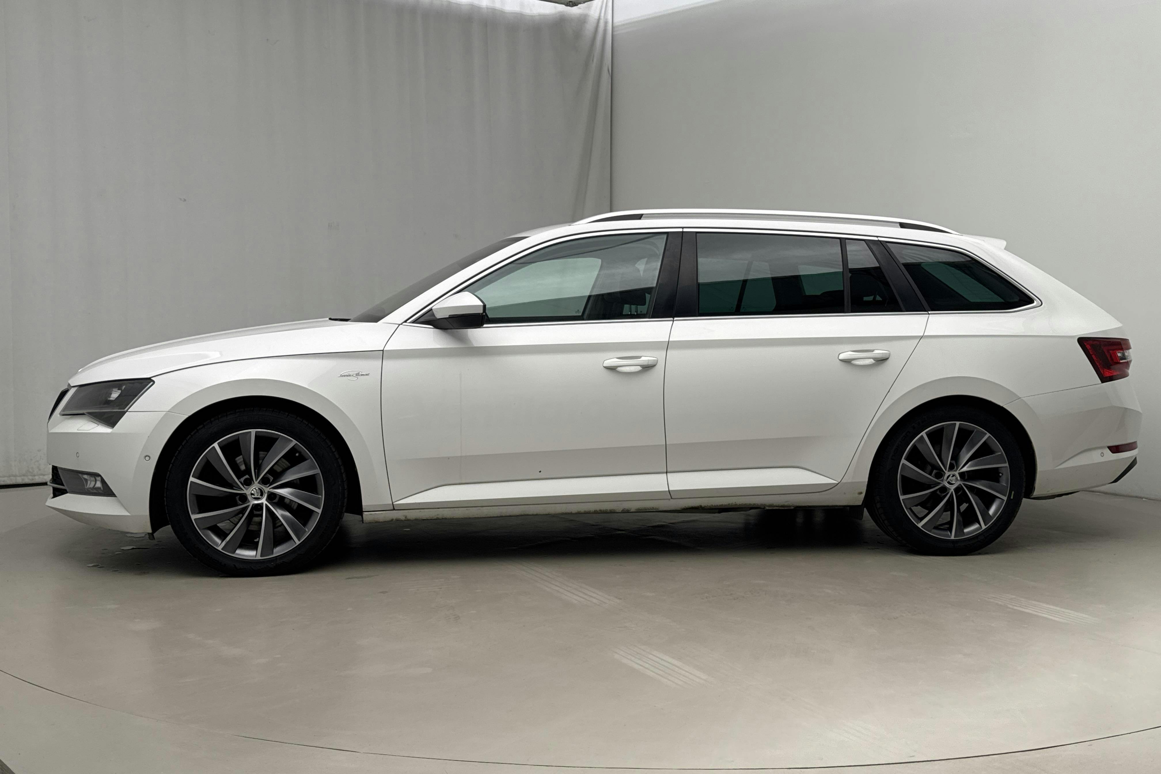 Presentationsfoto 2 av 22: Skoda Superb 1.8 TSI Kombi (180hk) - 19 814 mil - Automat - vit - 2018