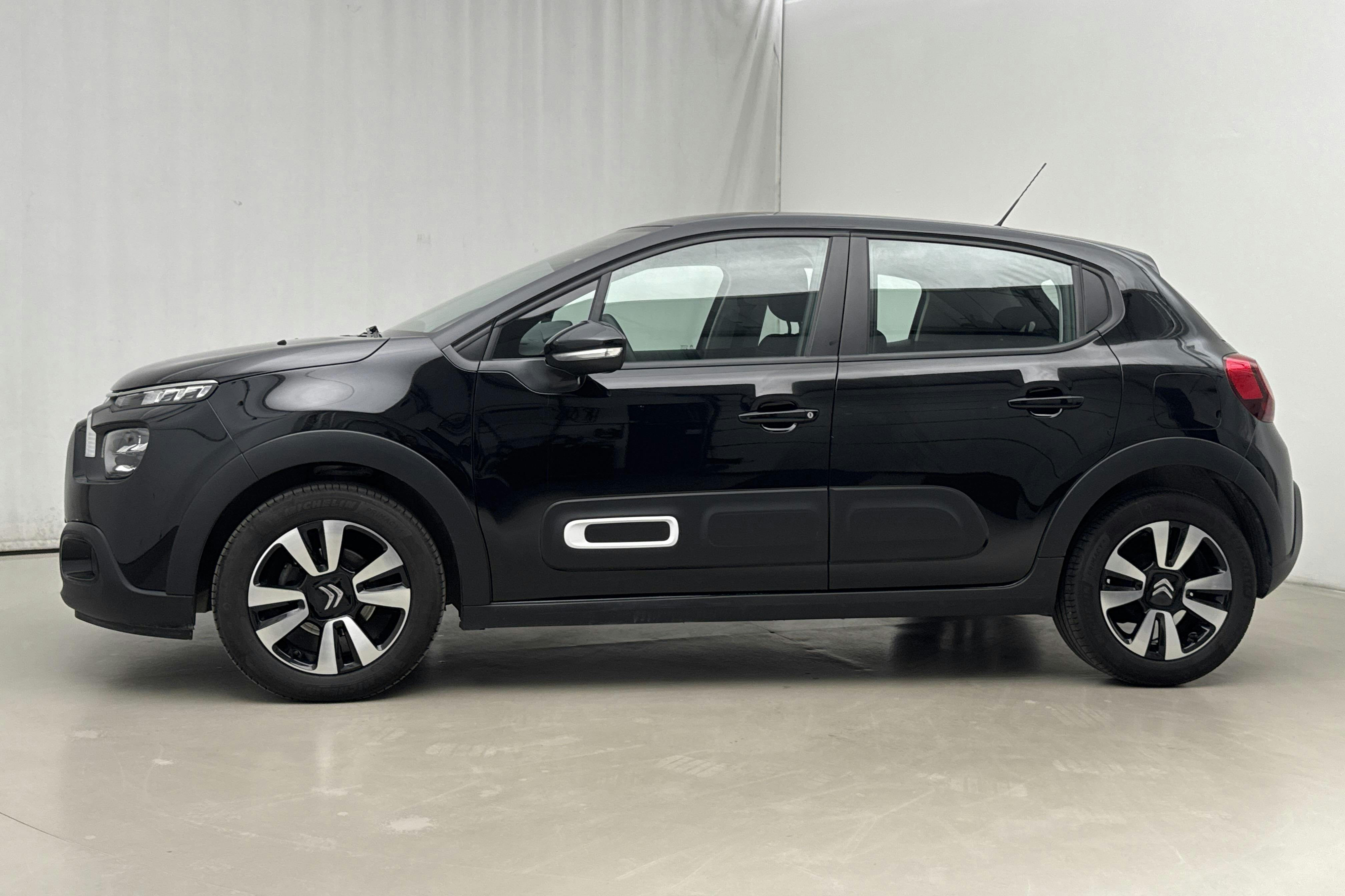 Presentationsfoto 2 av 15: Citroën C3 PureTech (82hk) - 5 843 mil - Manuell - svart - 2020