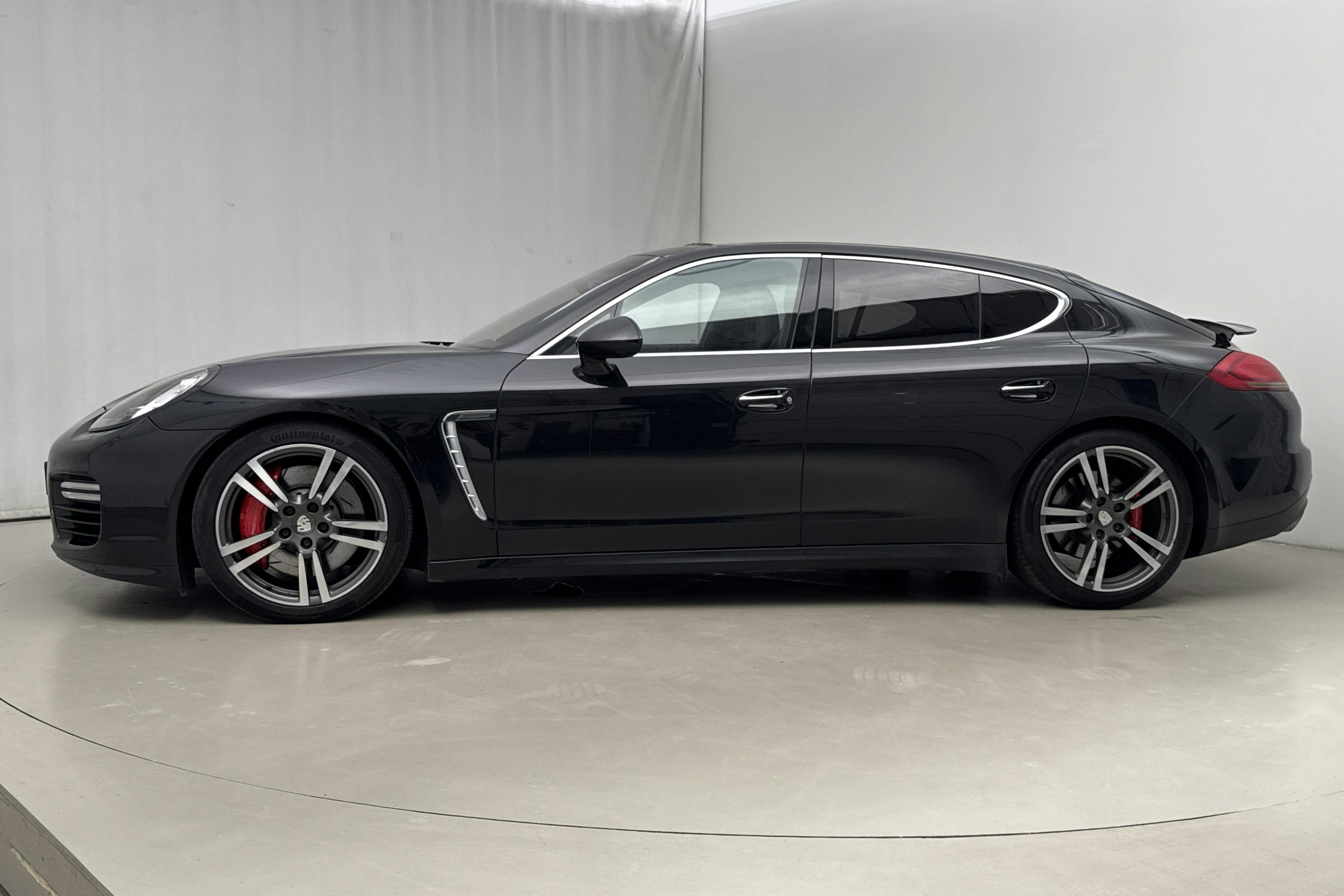 Presentationsfoto 2 av 27: Porsche Panamera Turbo (520hk) - 14 926 mil - Automat - svart - 2014