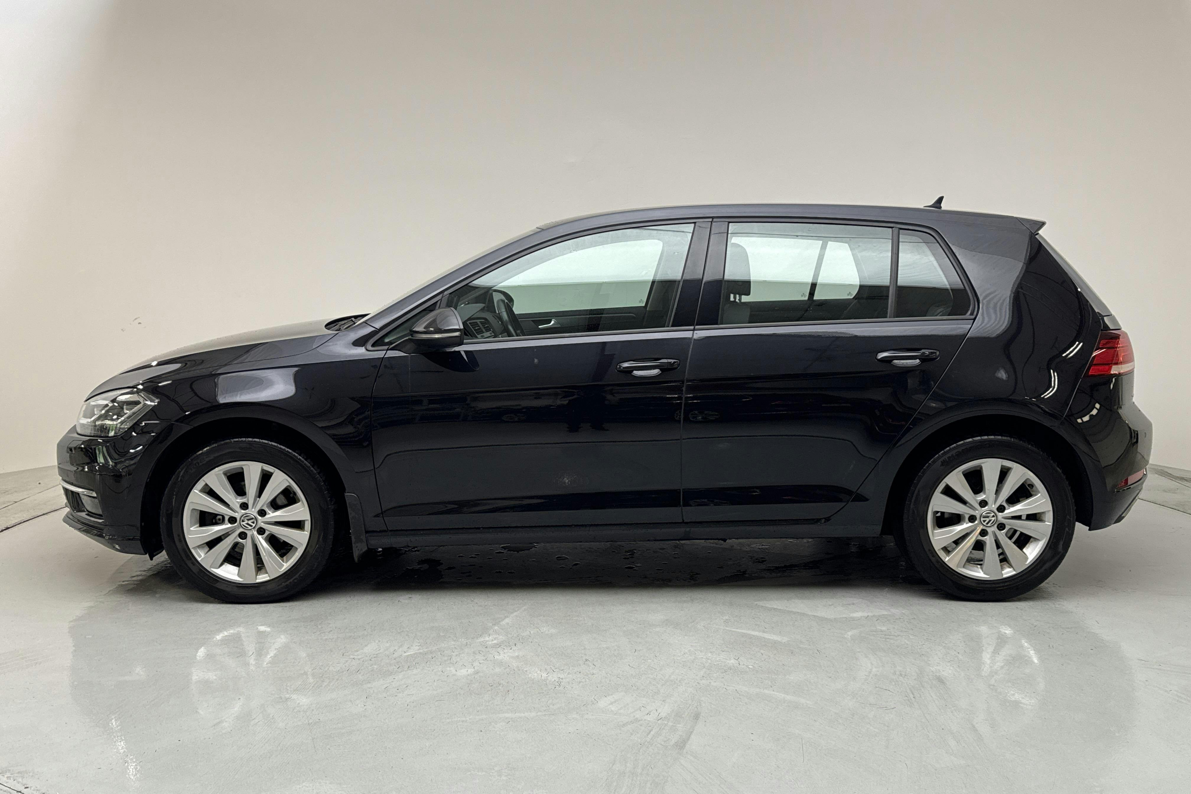 Presentationsfoto 2 av 12: VW Golf VII 1.0 TSI 5dr (110hk) - 8 968 mil - Automat - svart - 2018