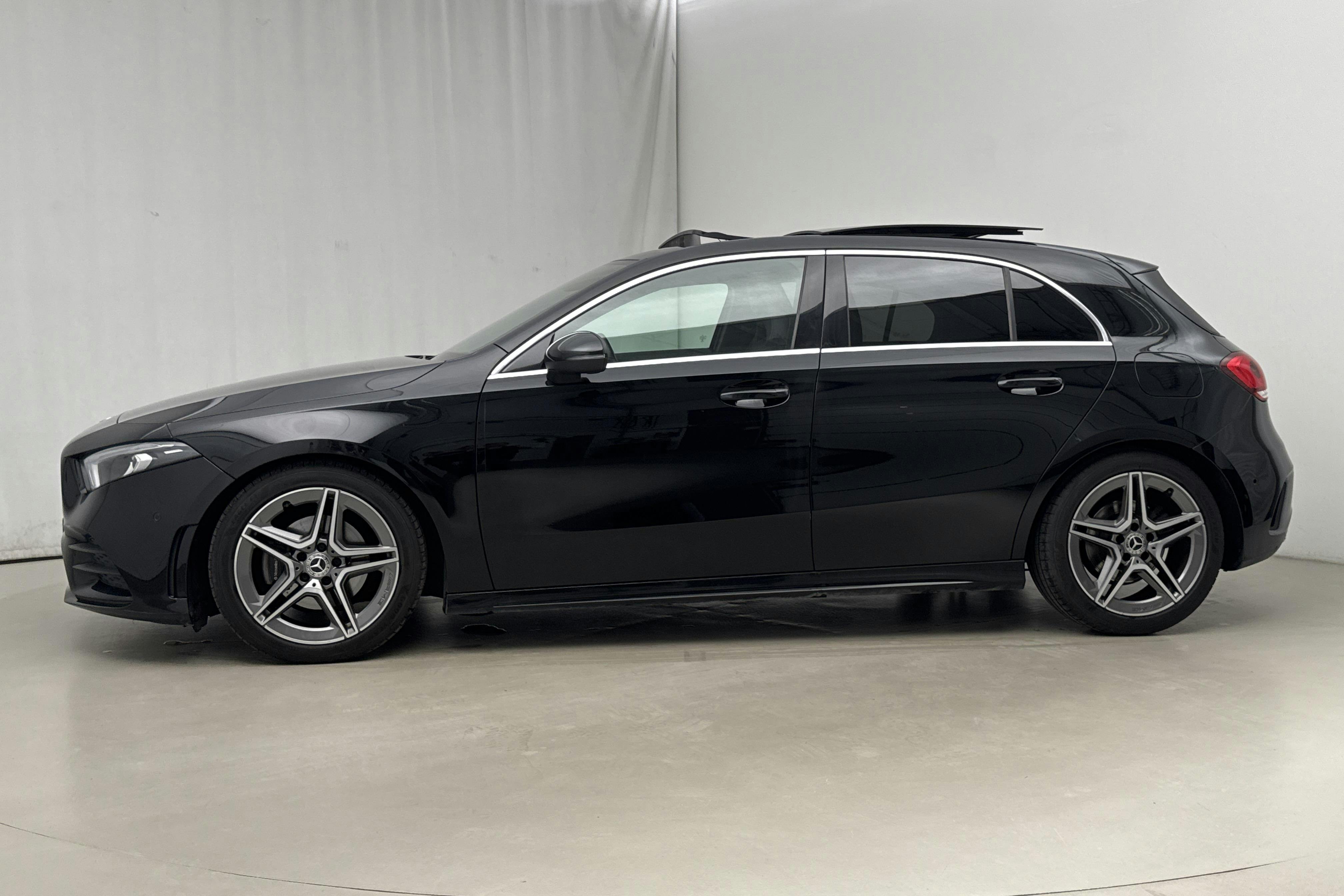 Esitlusfoto 2 aadressil 18: Mercedes A 200 5dr W177 (163hk) - 73 860 km - Automaatne - must - 2019