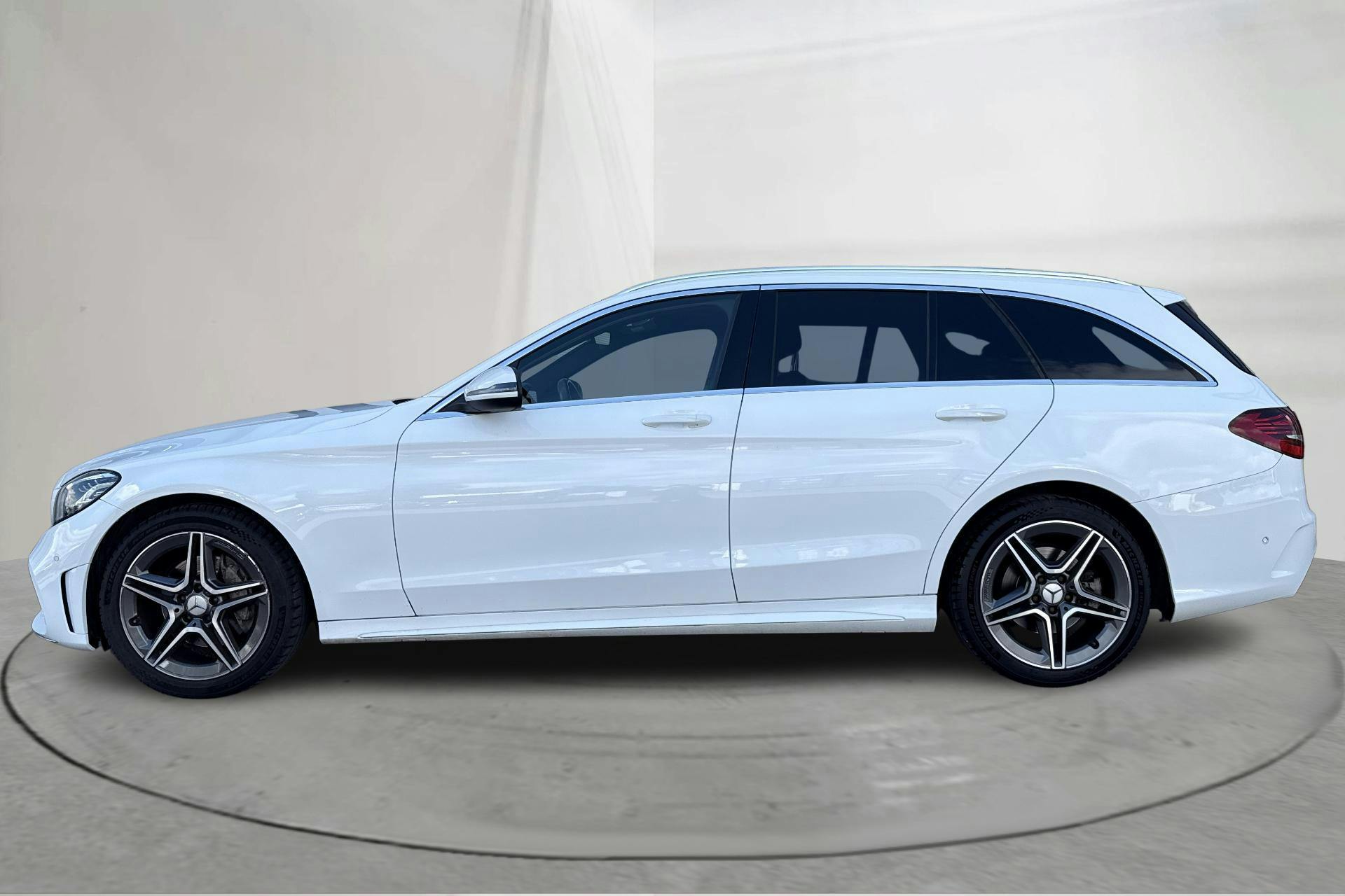 Esitlusfoto 2 aadressil 17: Mercedes C 200 d Kombi S205 (160hk) - 117 110 km - Automaatne - valge - 2019