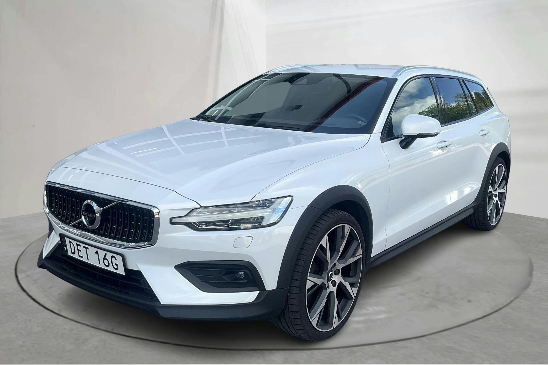 Presentationsfoto 1 av 19: Volvo V60 D4 Cross Country AWD (190hk) - 12 776 mil - Automat - vit - 2020