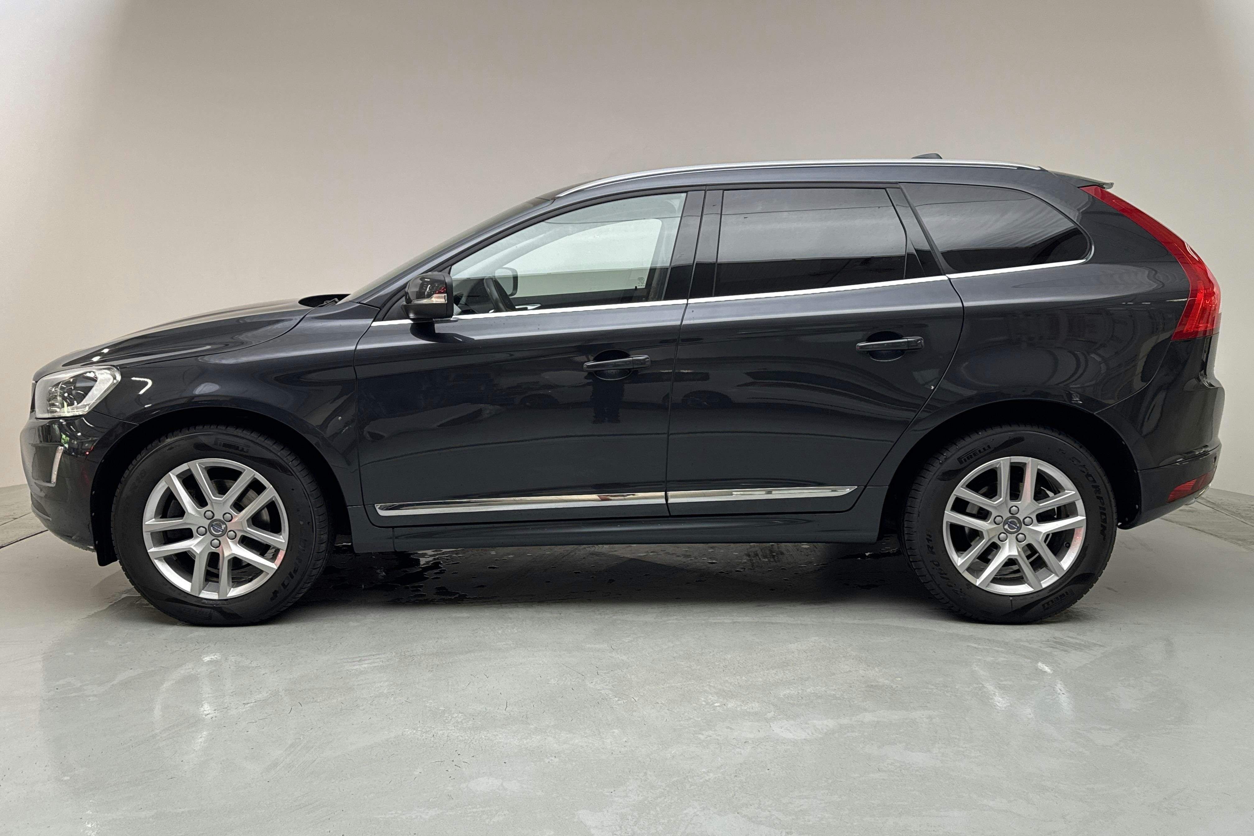 Presentationsfoto 2 av 14: Volvo XC60 D5 AWD (220hk) - 10 951 mil - Automat - grå - 2017