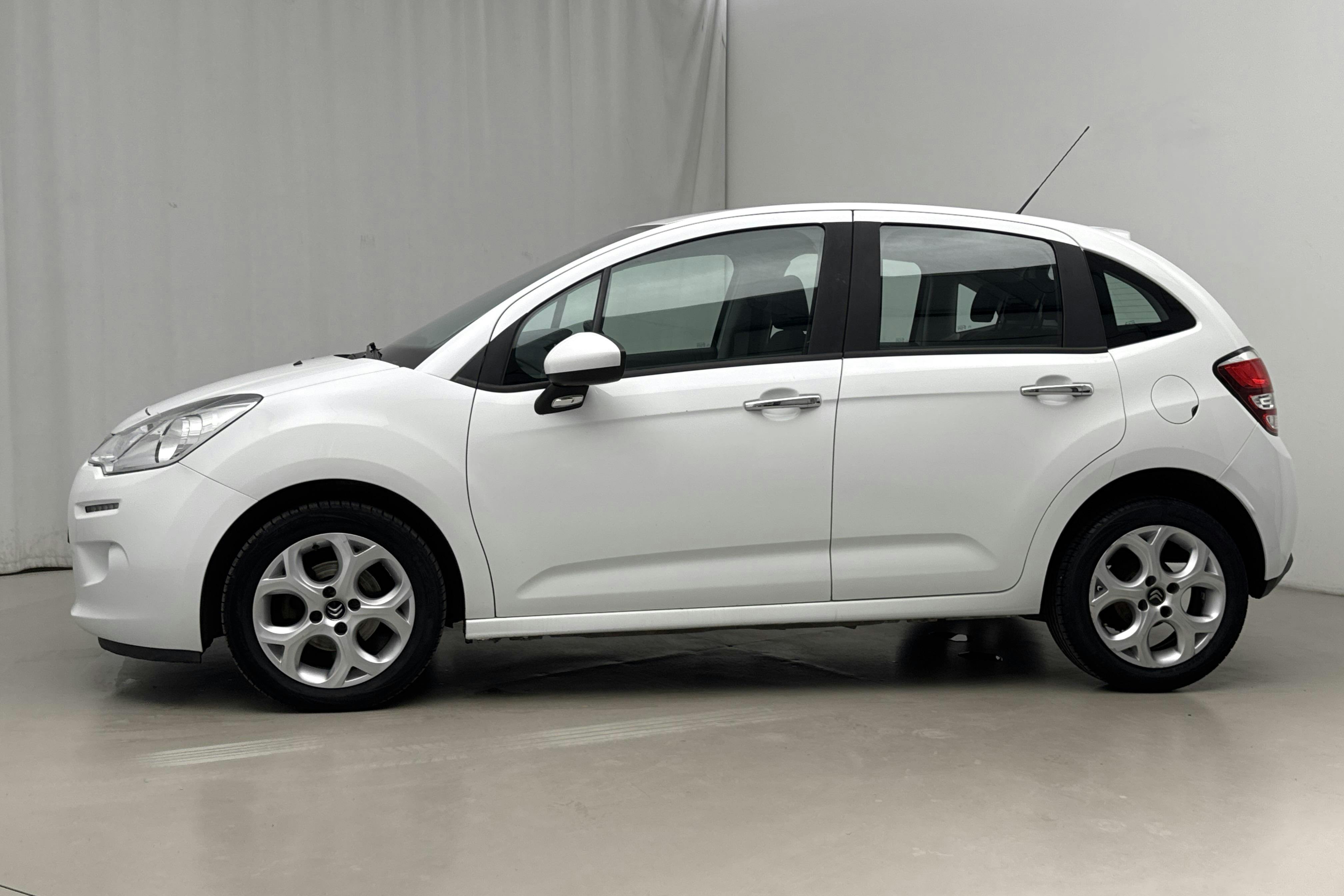 Presentationsfoto 2 av 12: Citroën C3 1.2 VTi (82hk) - 15 170 mil - Automat - vit - 2016