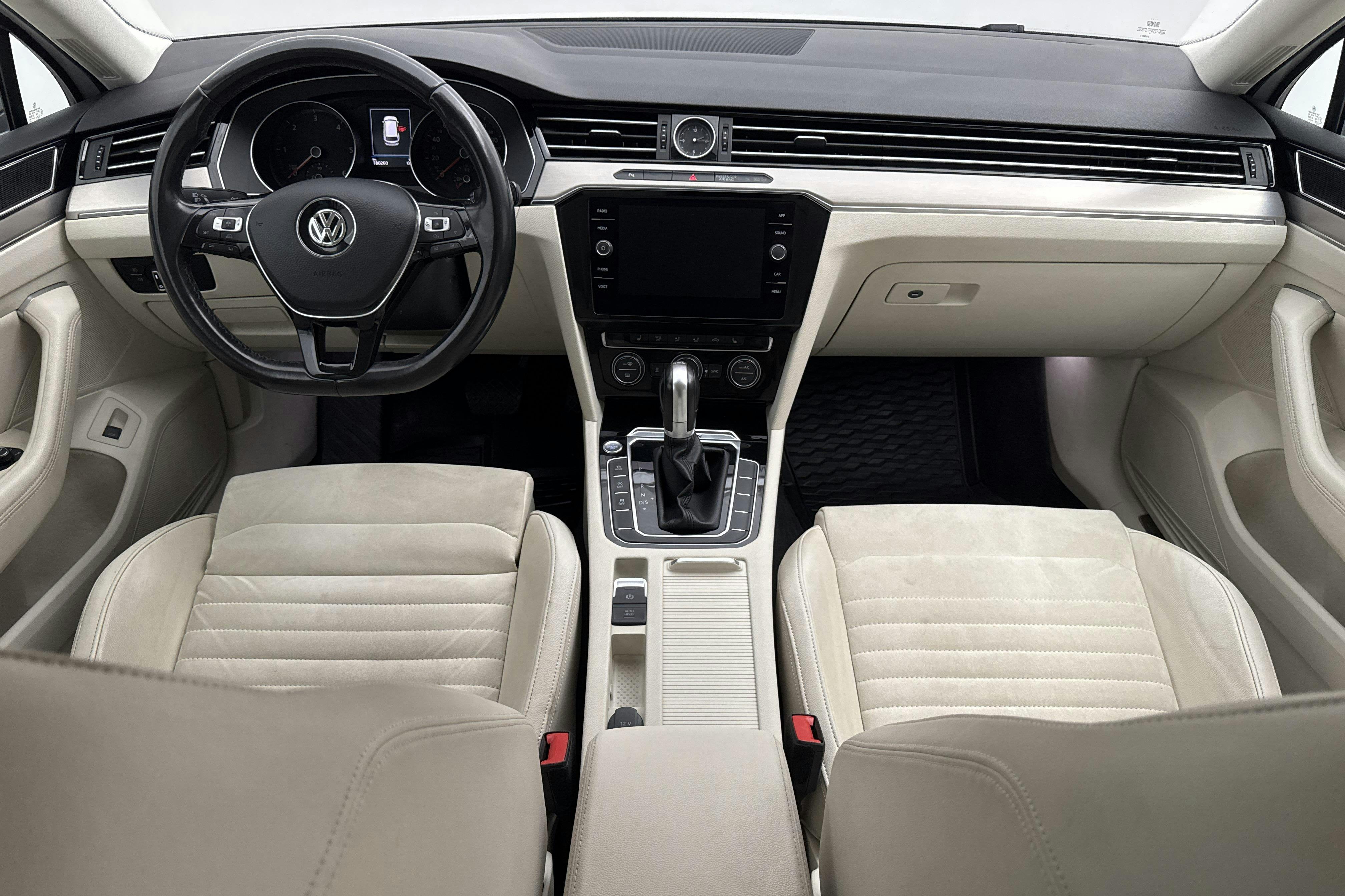 VW Passat 2.0 TDI BiTurbo Sportscombi 4MOTION (240hk) - 18 026 mil - Automat - vit - 2018
