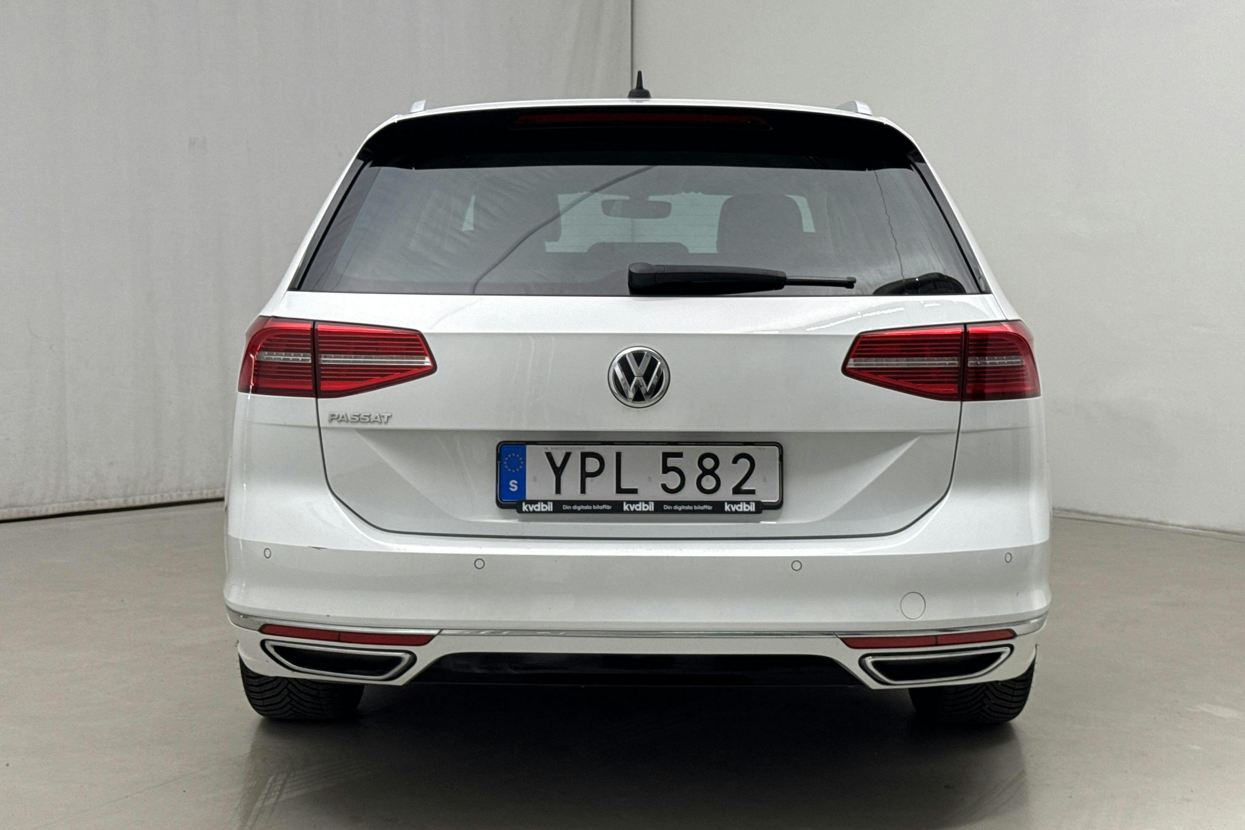 VW Passat 2.0 TDI BiTurbo Sportscombi 4MOTION (240hk) - 18 026 mil - Automat - vit - 2018