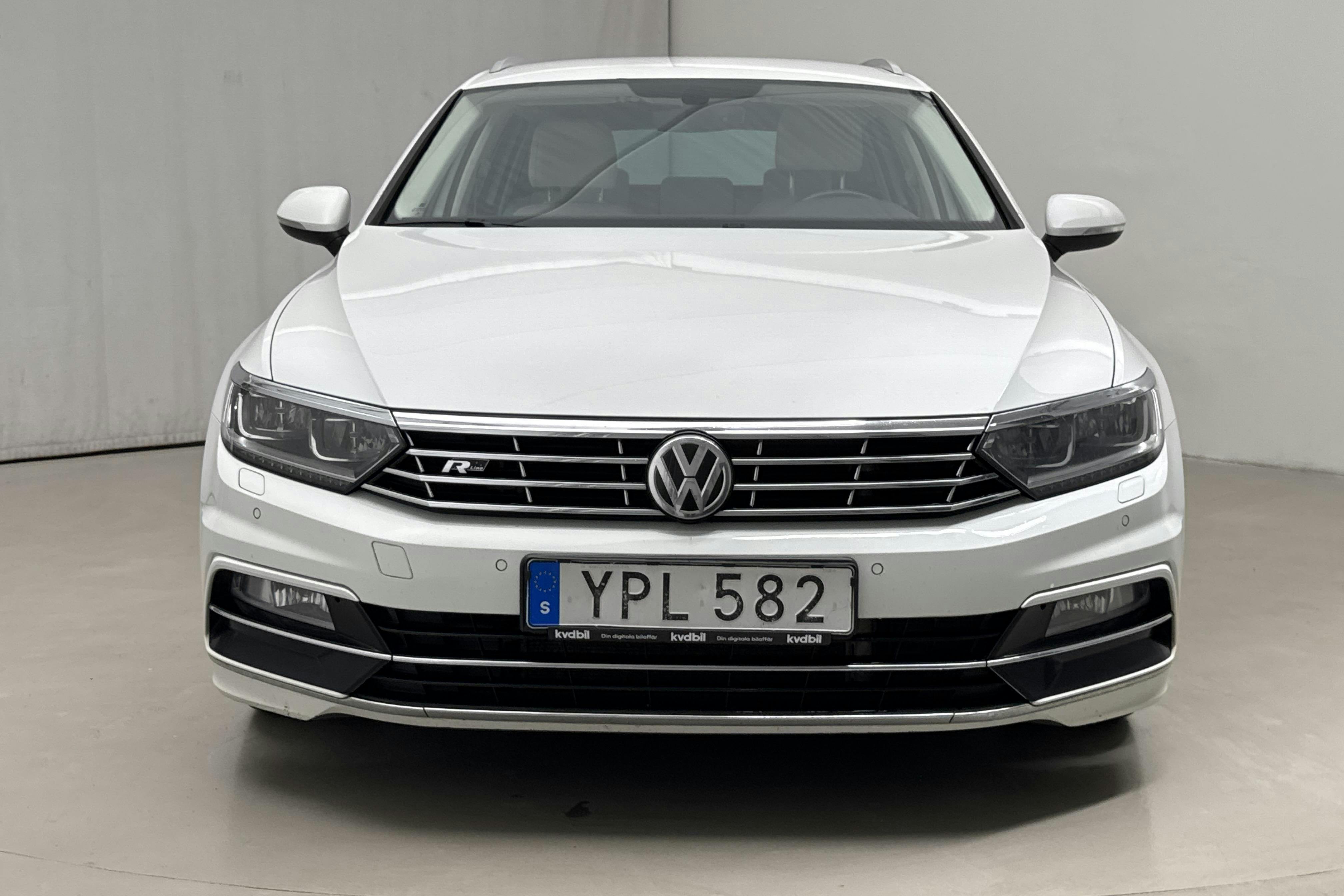 VW Passat 2.0 TDI BiTurbo Sportscombi 4MOTION (240hk) - 18 026 mil - Automat - vit - 2018