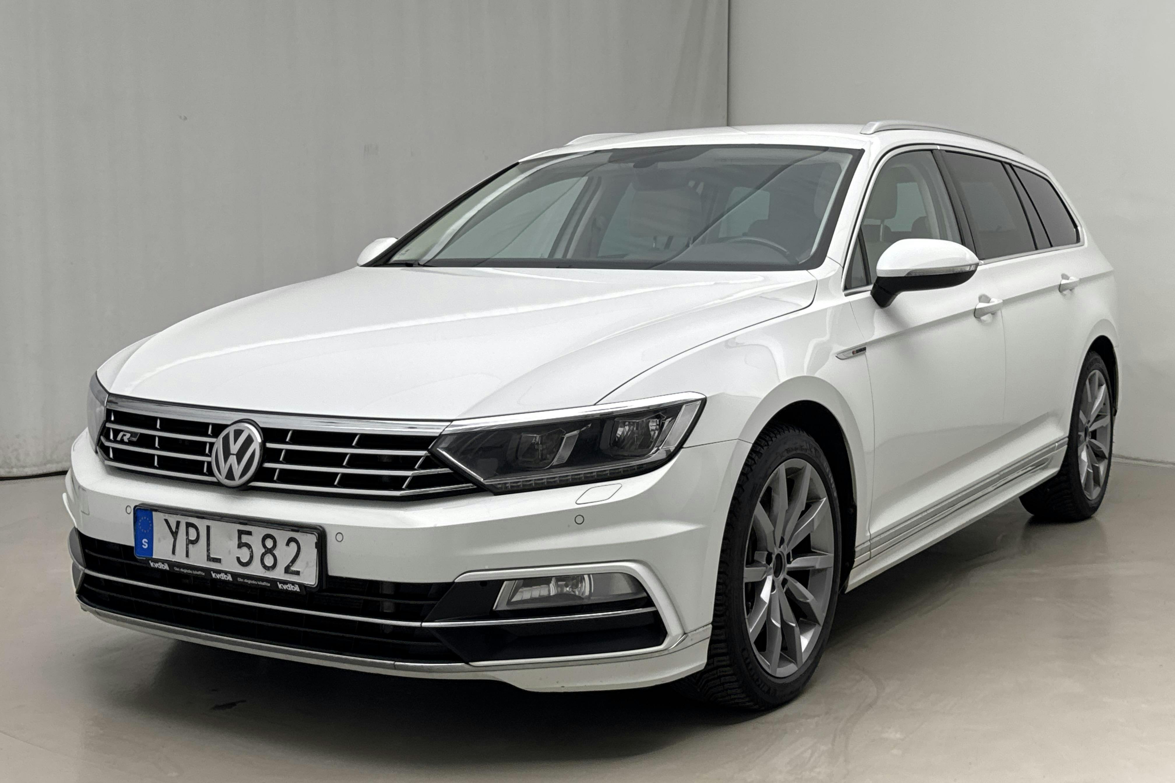 VW Passat 2.0 TDI BiTurbo Sportscombi 4MOTION (240hk) - 180 260 km - Automatic - white - 2018