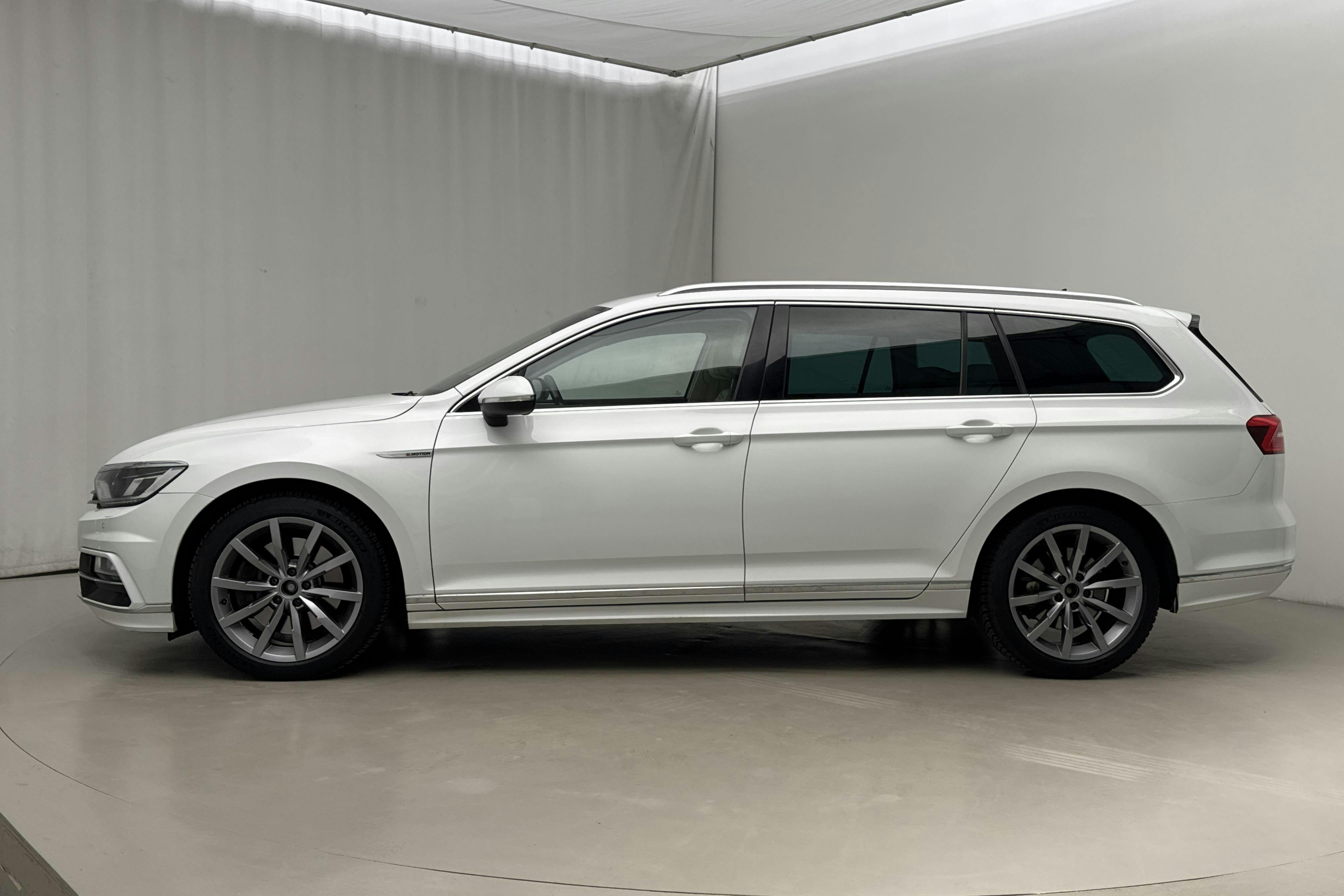 Presentationsfoto 2 av 17: VW Passat 2.0 TDI BiTurbo Sportscombi 4MOTION (240hk) - 18 026 mil - Automat - vit - 2018