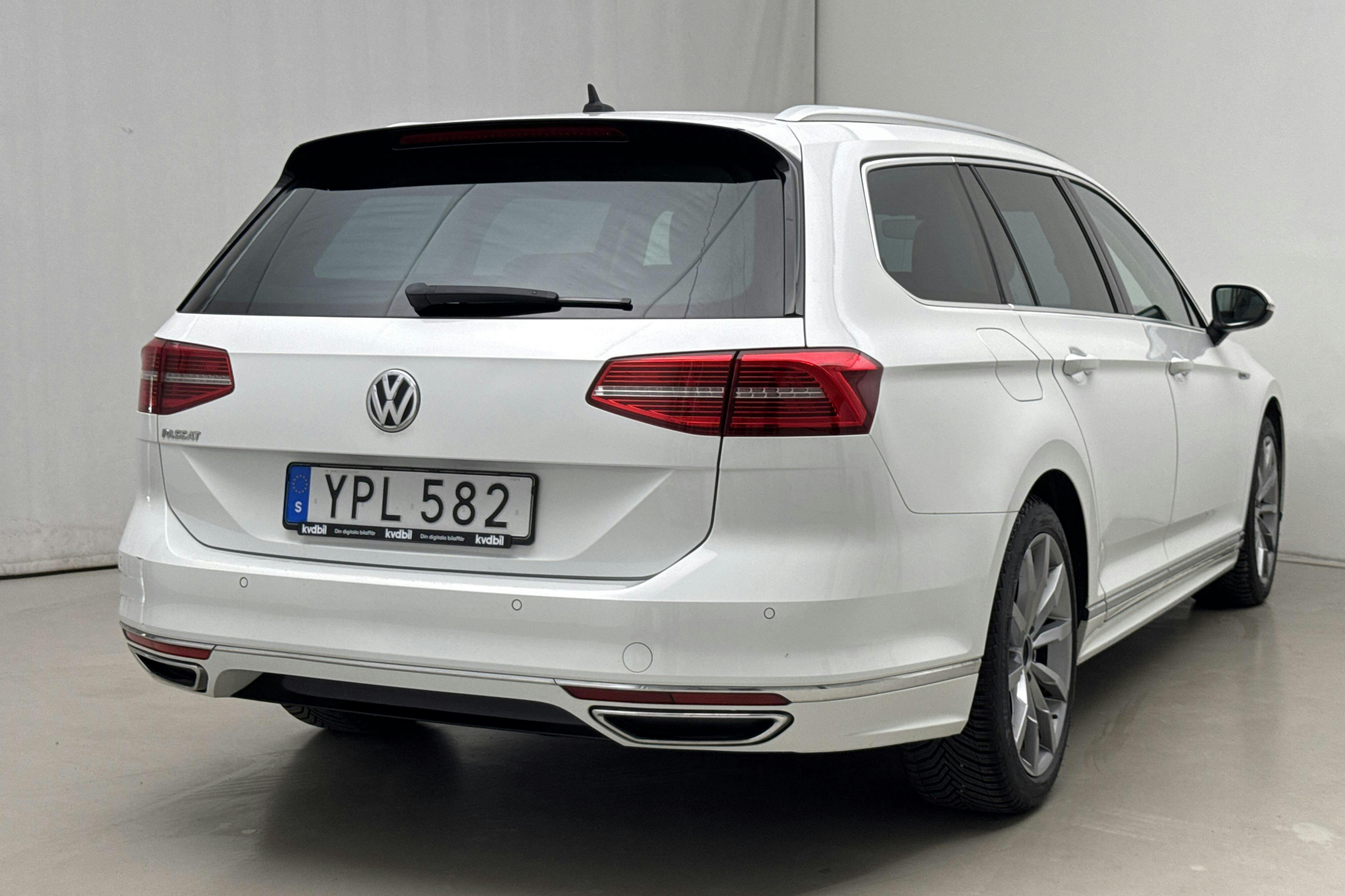 VW Passat 2.0 TDI BiTurbo Sportscombi 4MOTION (240hk) - 18 026 mil - Automat - vit - 2018
