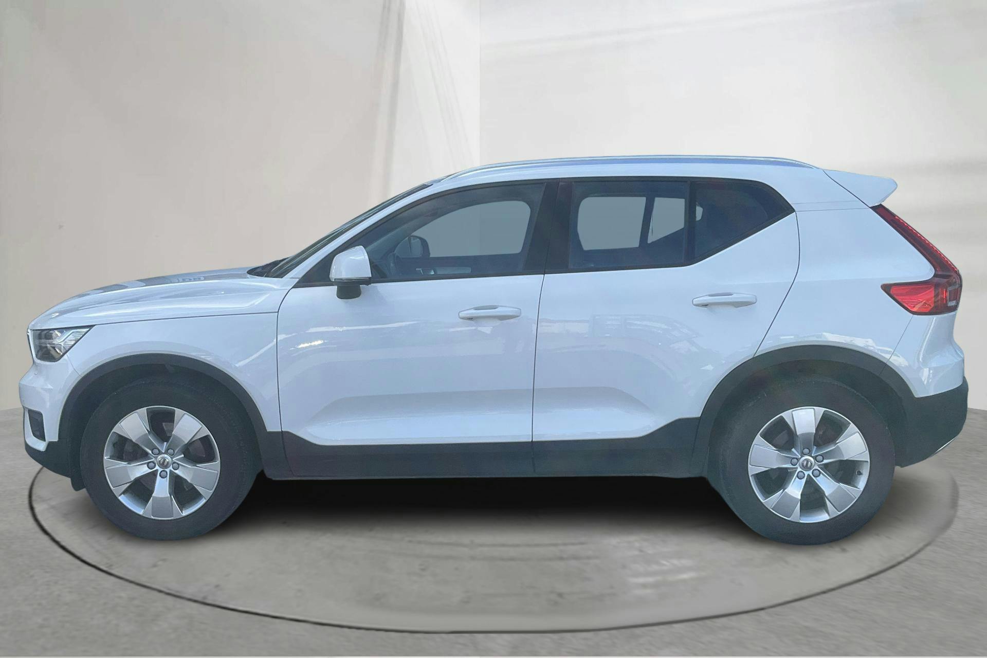Presentationsfoto 2 av 13: Volvo XC40 D3 AWD (150hk) - 14 004 mil - Automat - vit - 2019