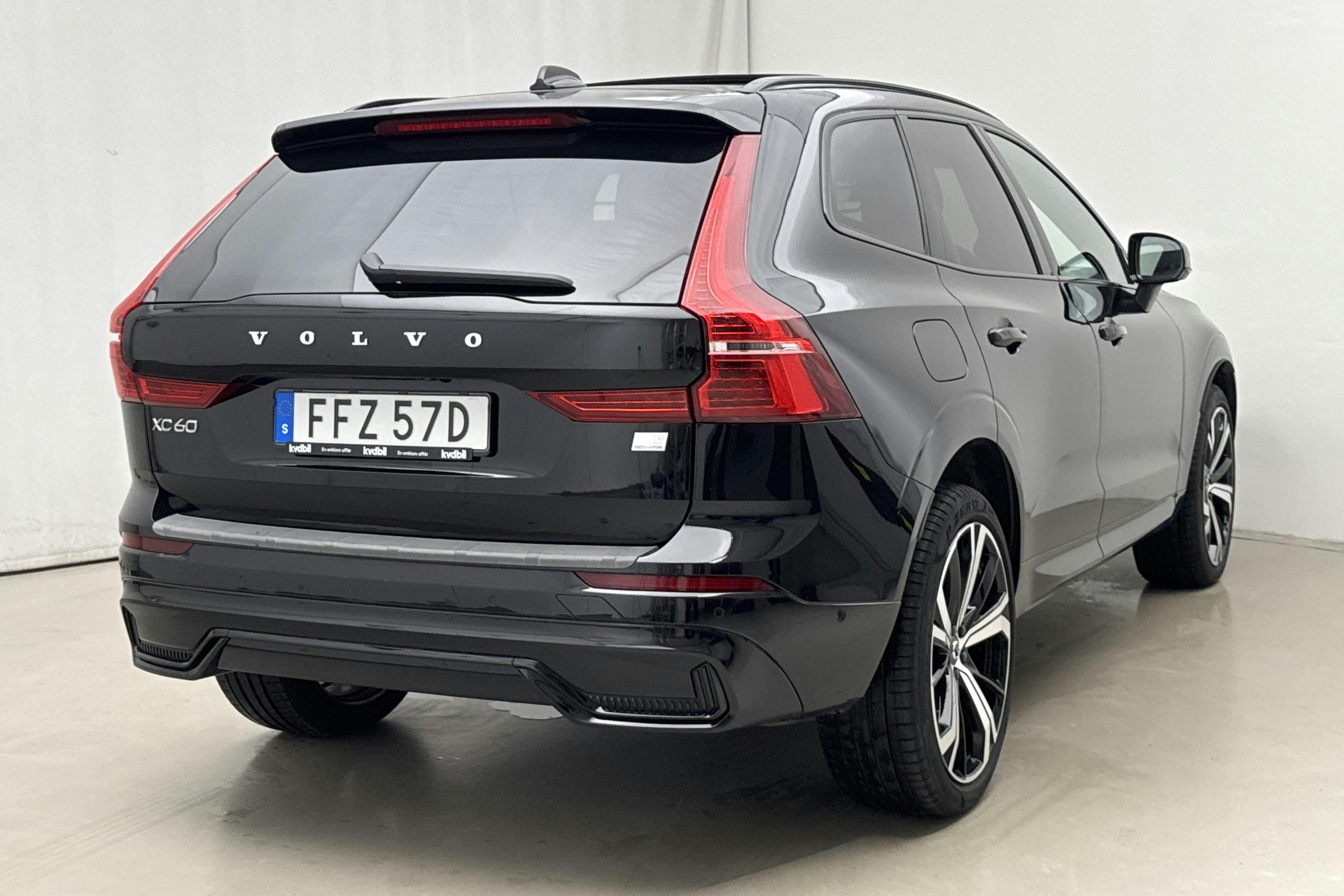 Volvo XC60 T8 AWD Recharge (455hk) - 2 240 mil - Automat - svart - 2024