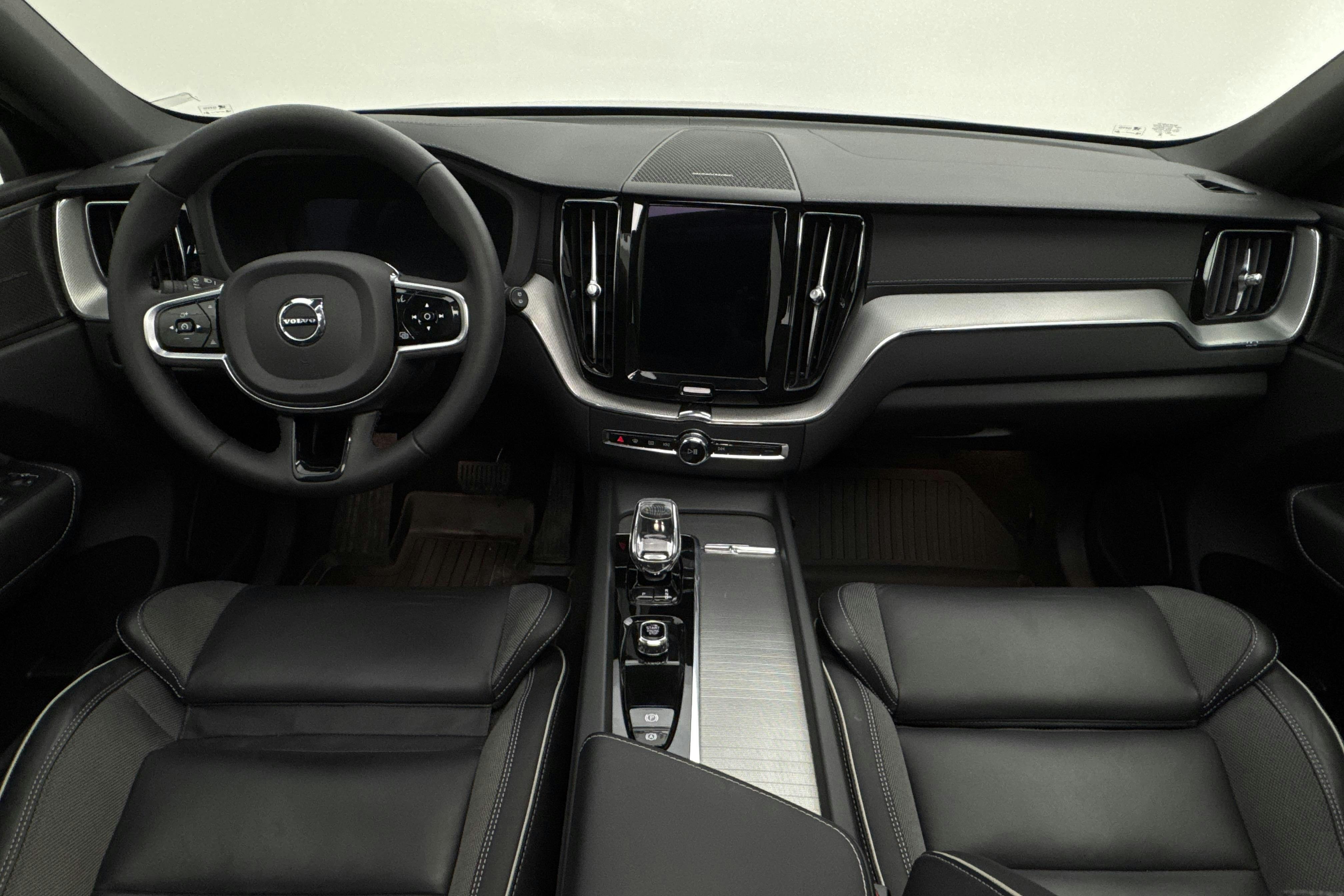 Volvo XC60 T8 AWD Recharge (455hk) - 2 240 mil - Automat - svart - 2024