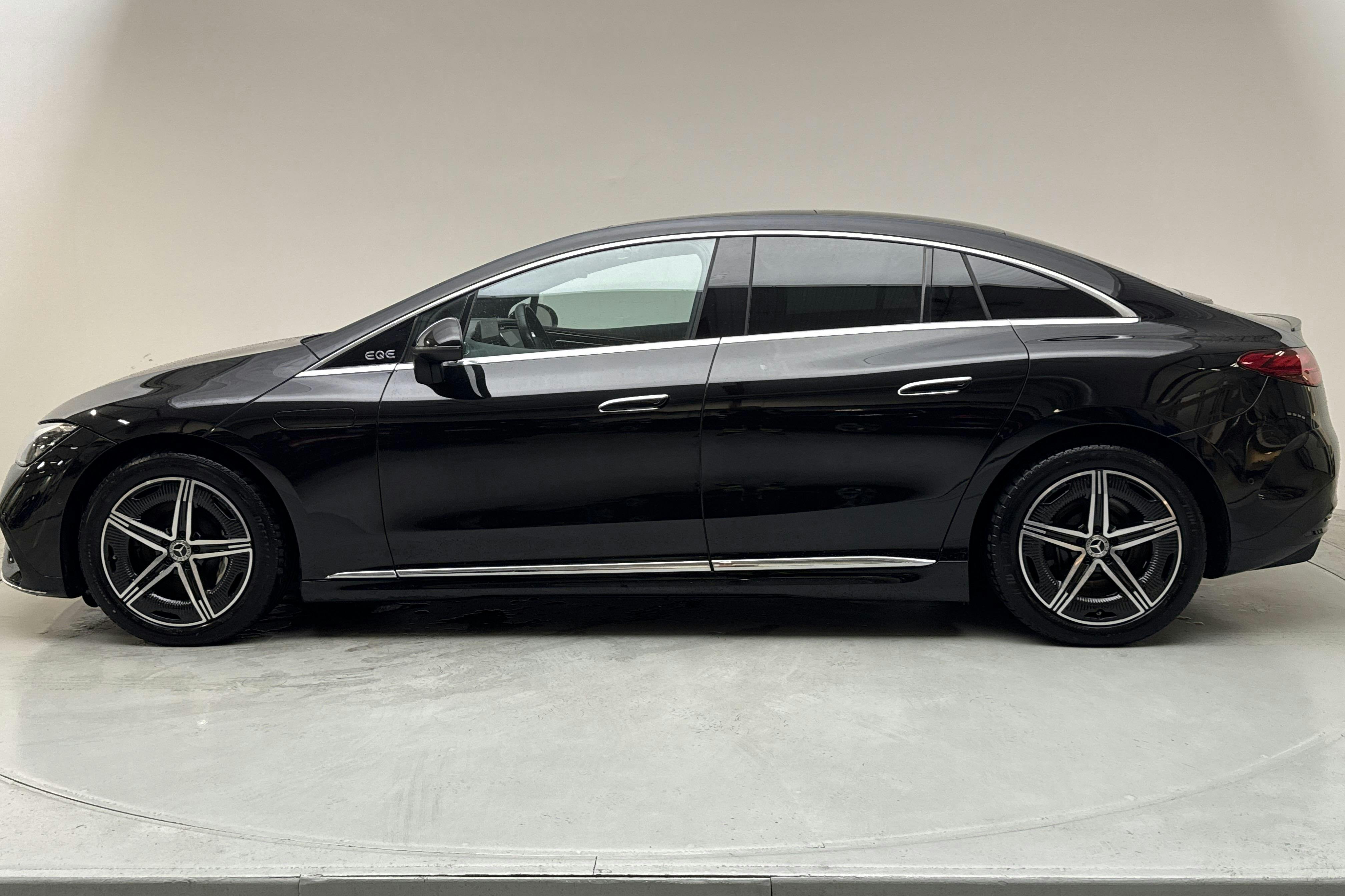 Presentationsfoto 2 av 17: Mercedes EQE 350 4Matic V295 (292hk) - 5 234 mil - Automat - svart - 2023