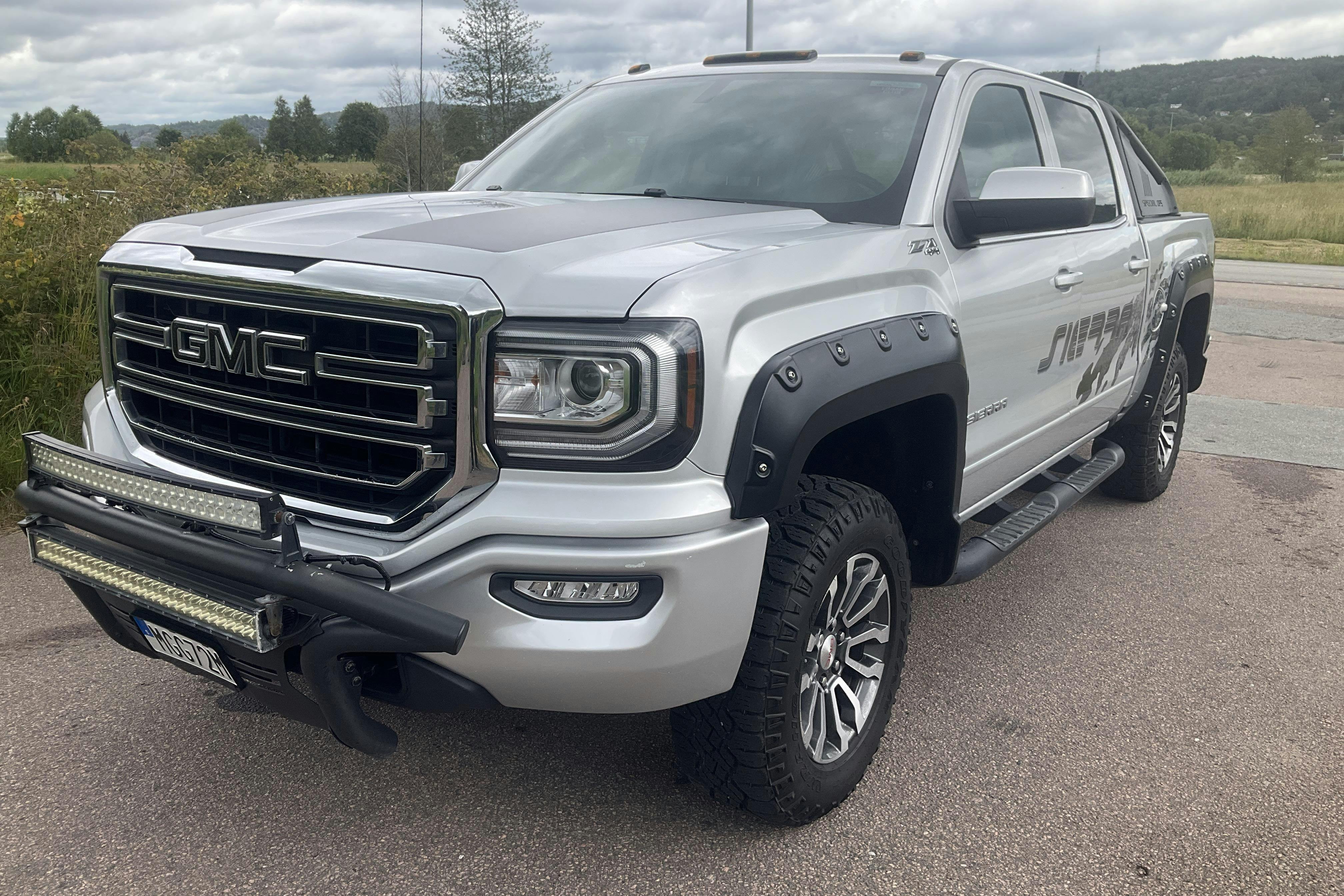 GMC SIERRA 1500 Crew Cab 5.3 V8 4WD - 4 579 mil - Automat - silver - 2018