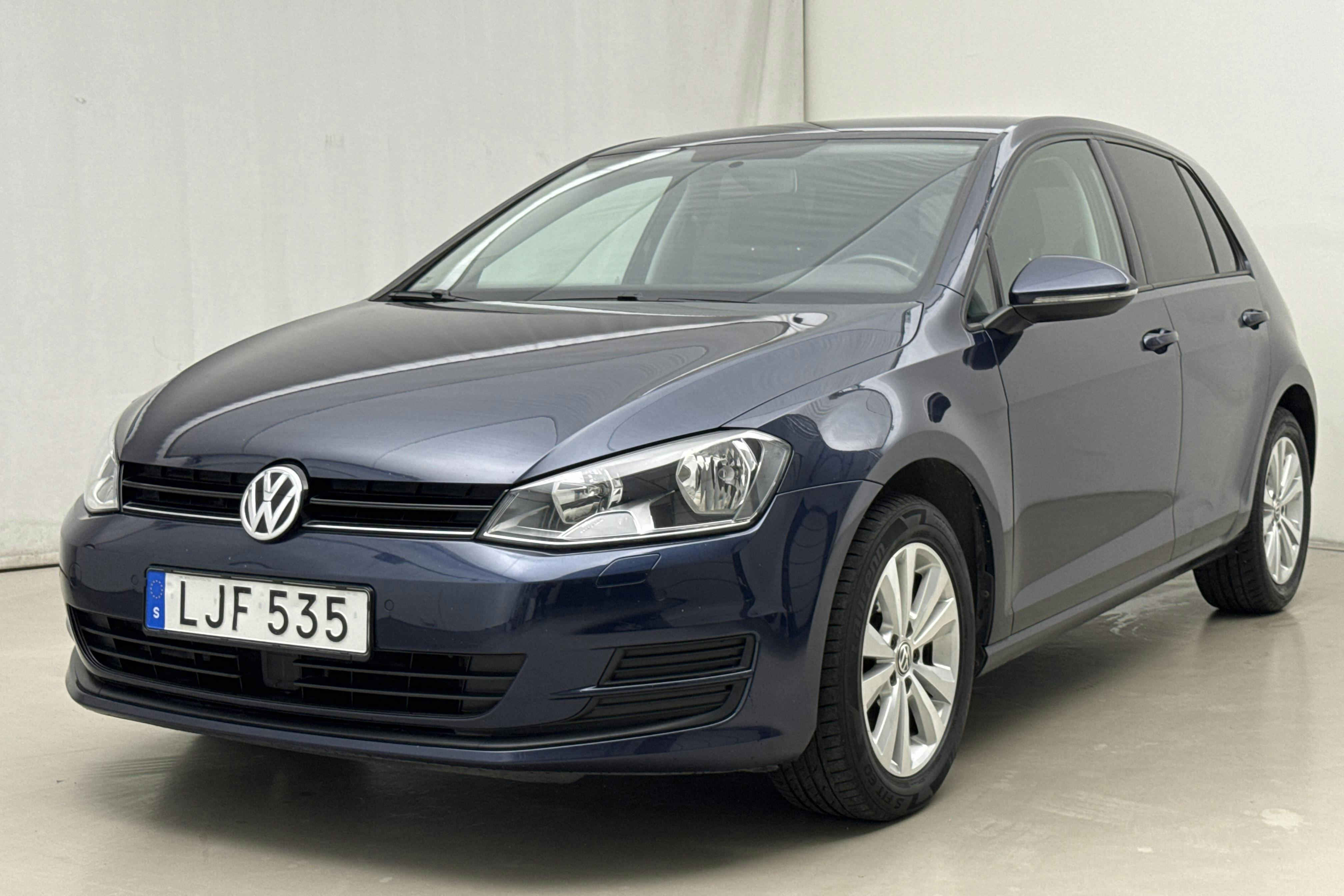 Presentationsfoto 1 av 14: VW Golf VII 1.2 TSI 5dr (110hk) - 9 350 mil - Manuell - Dark Blue - 2017