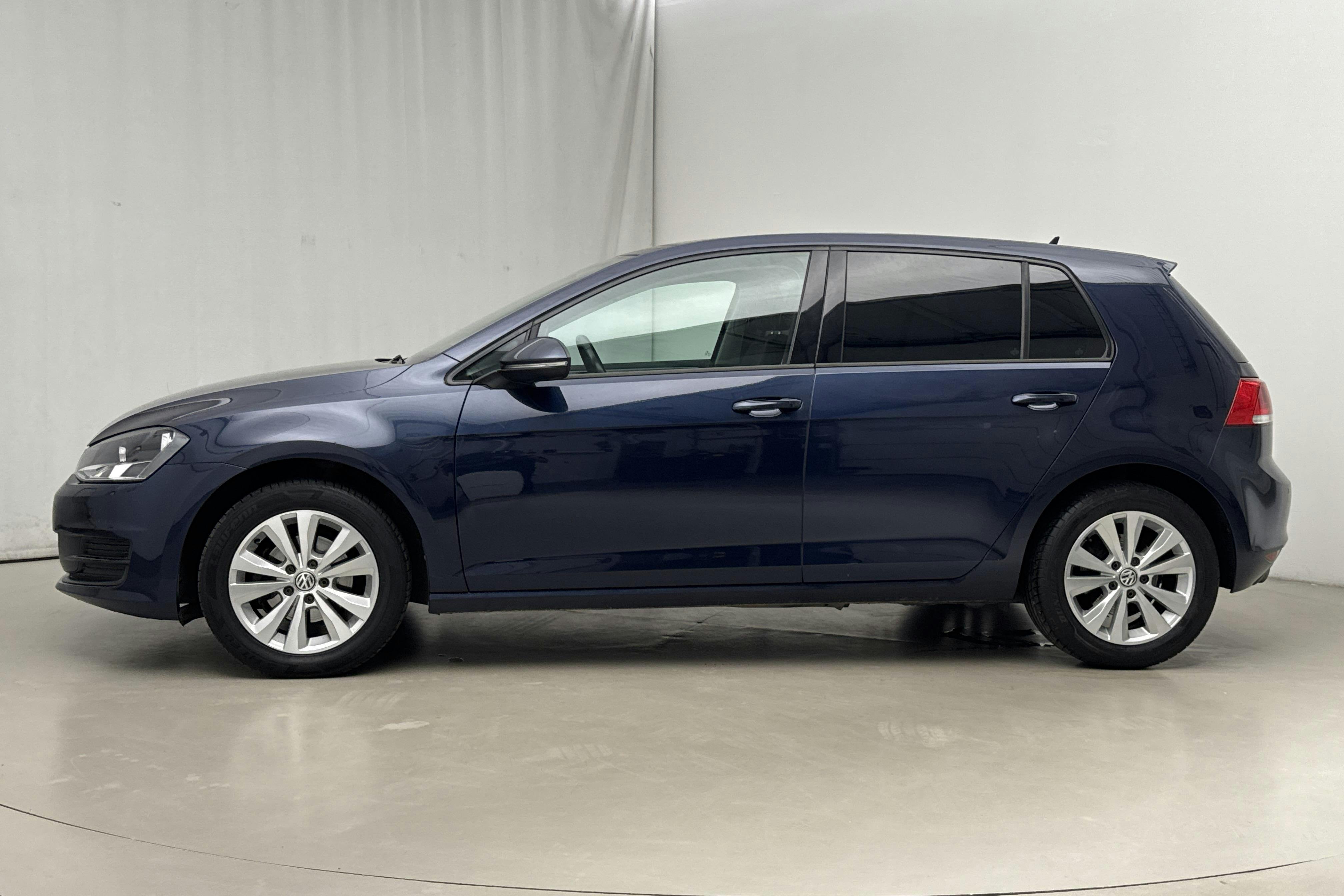 Presentationsfoto 2 av 14: VW Golf VII 1.2 TSI 5dr (110hk) - 9 350 mil - Manuell - Dark Blue - 2017