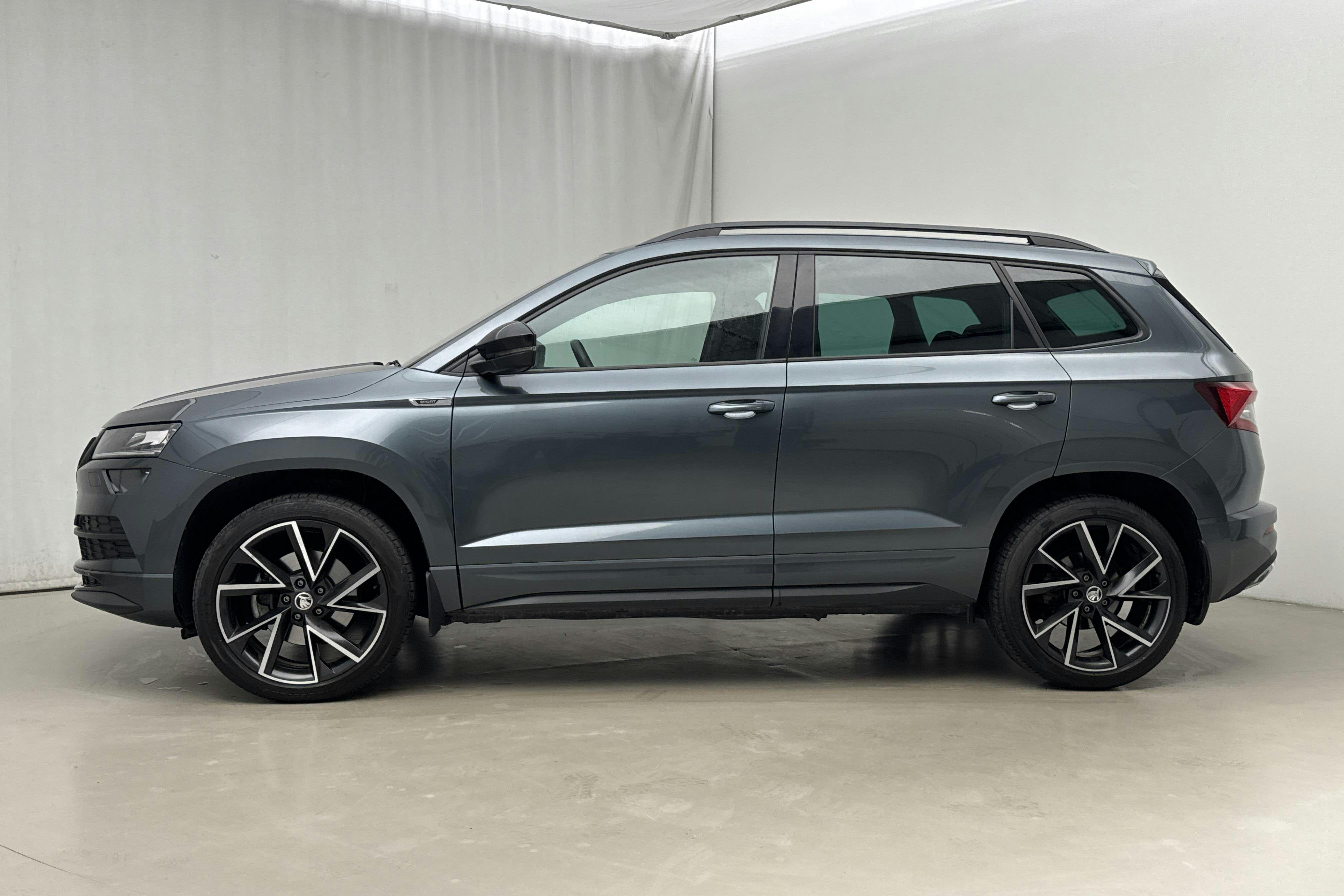 Presentationsfoto 2 av 23: Skoda Karoq 2.0 TSI 4X4 (190hk) - 4 788 mil - Automat - Dark Grey - 2019