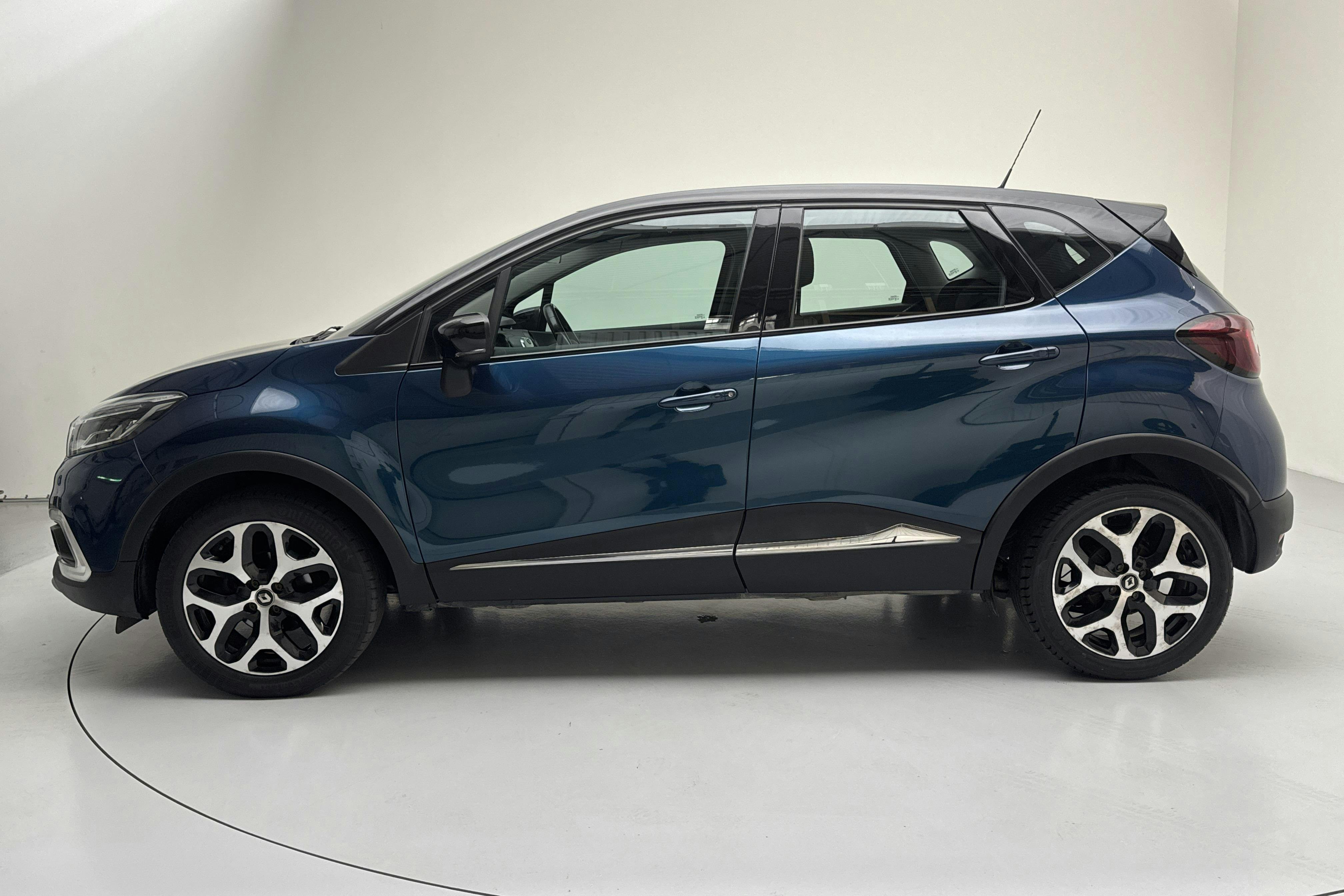 Presentationsfoto 2 av 12: Renault Captur 0.9 TCe (90hk) - 12 614 mil - Manuell - blå - 2018