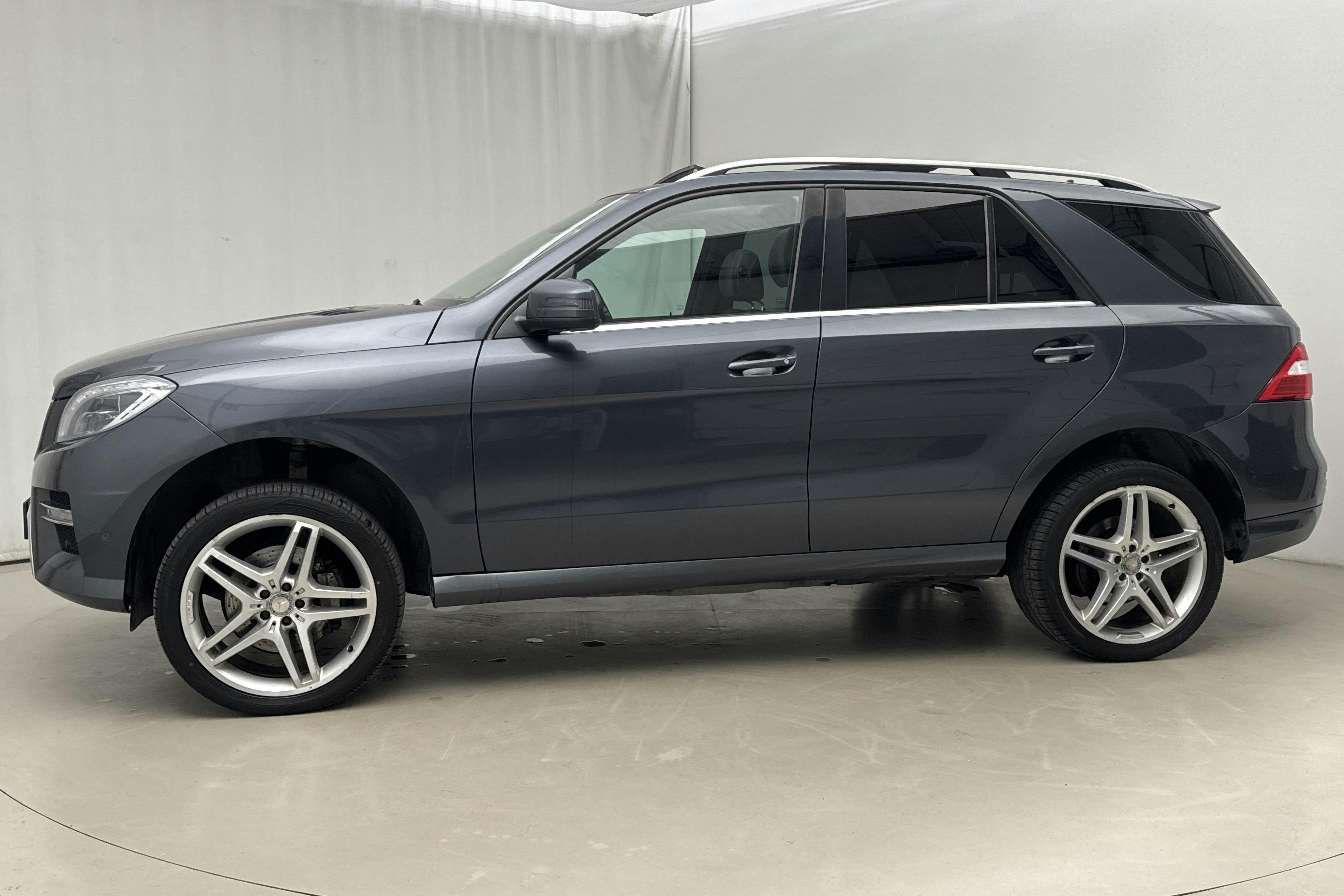 Presentationsfoto 2 av 22: Mercedes ML 350 CDI BlueTEC W166 (258hk) - 23 920 mil - Automat - Dark Grey - 2013