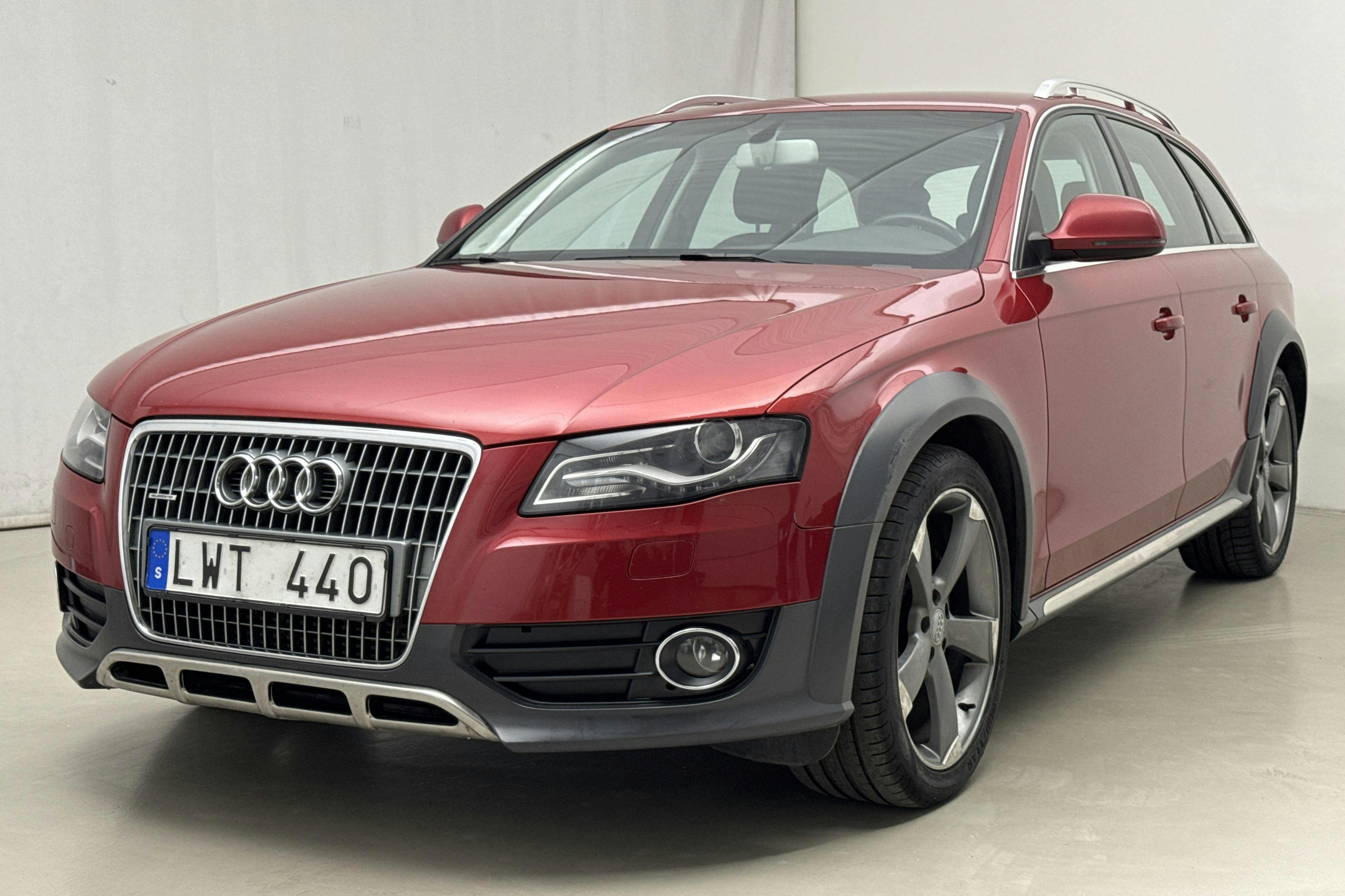 Presentationsfoto 1 av 15: Audi A4 Allroad 2.0 TFSI Avant quattro (211hk) - 19 234 mil - Automat - röd - 2012