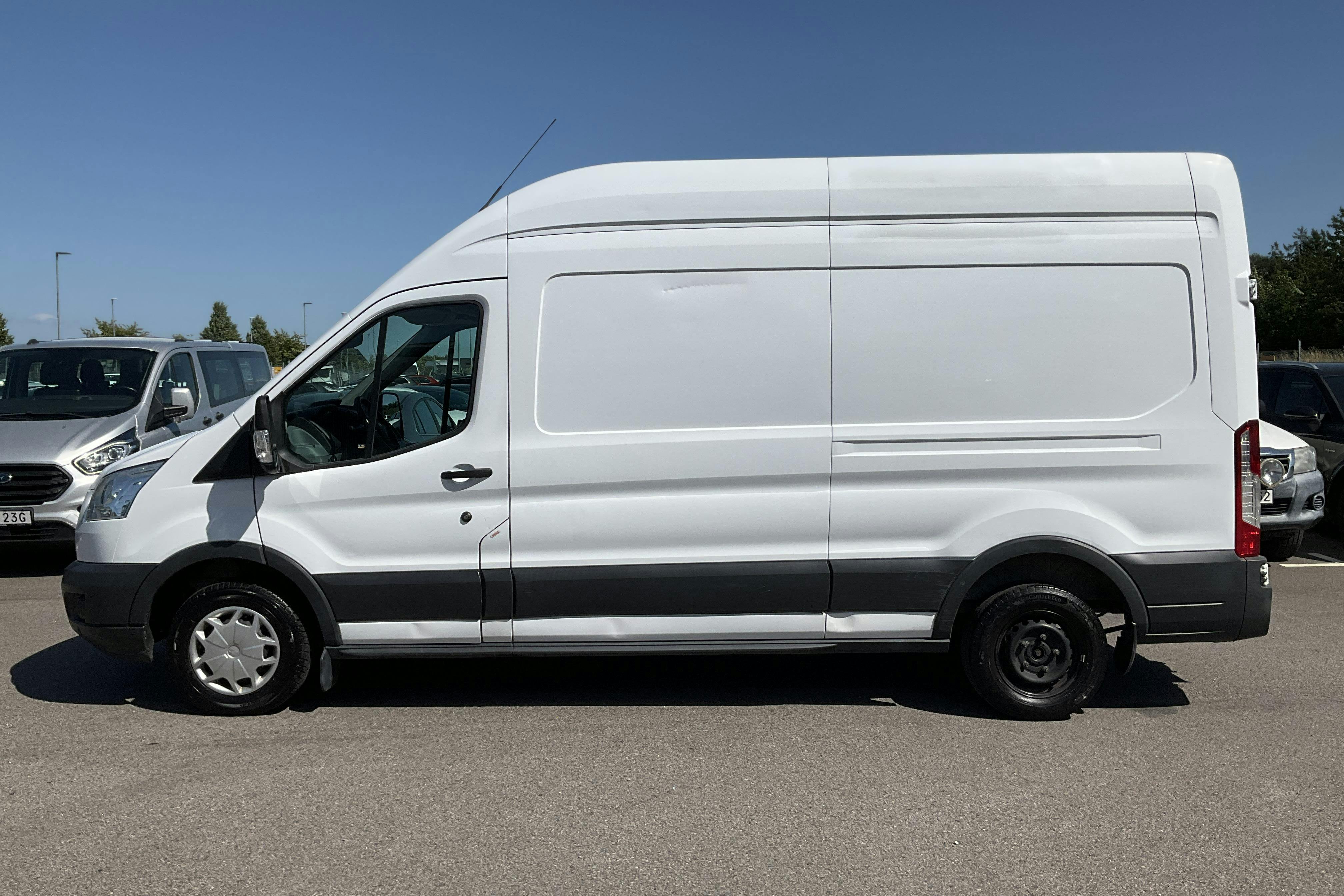 Presentationsfoto 2 av 13: Ford Transit 310 2.0 TDCi 2WD Skåp (130hk) - 14 537 mil - Manuell - vit - 2017