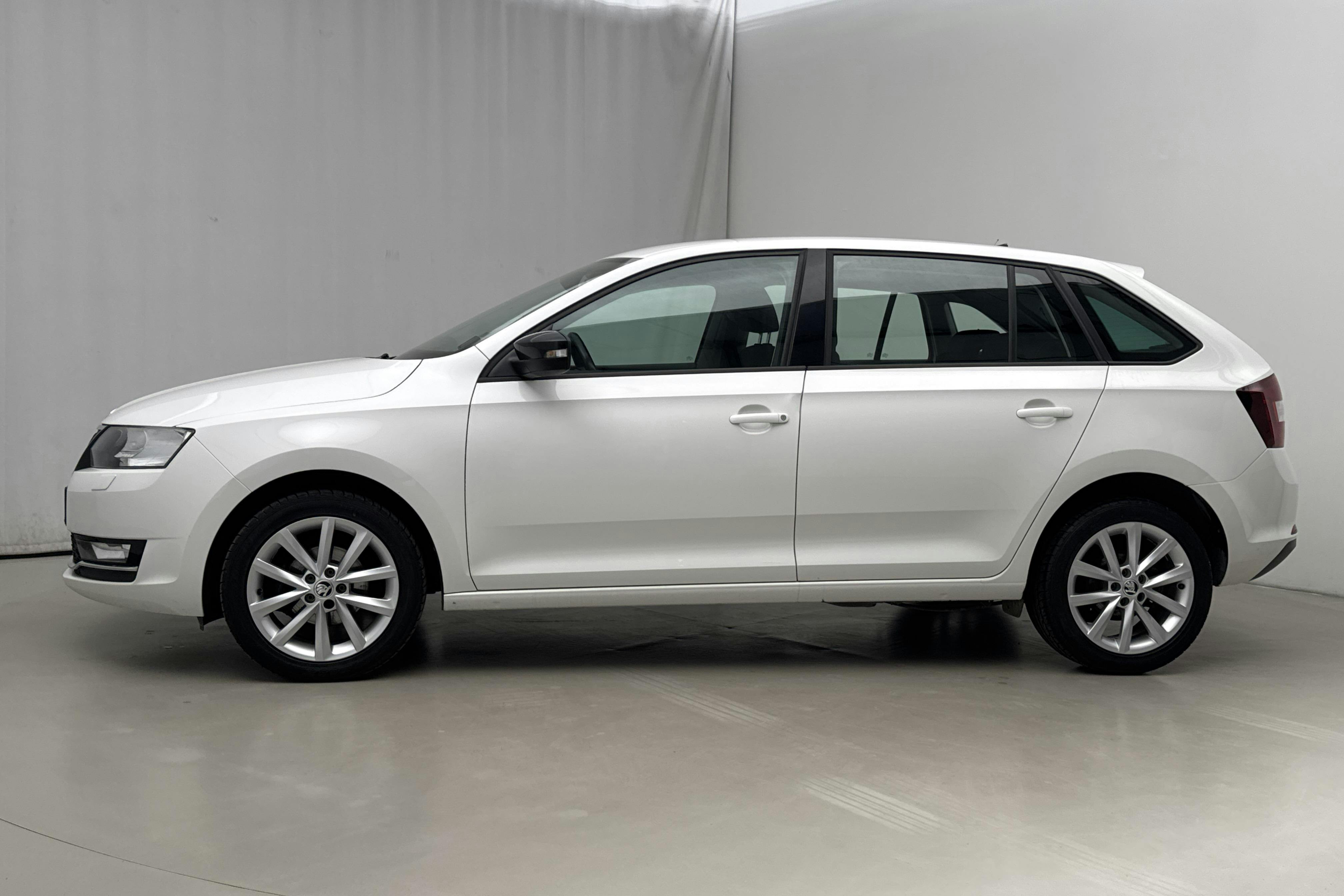 Presentationsfoto 2 av 14: Skoda Rapid 1.4 TDI Spaceback (90hk) - 8 172 mil - Manuell - vit - 2018