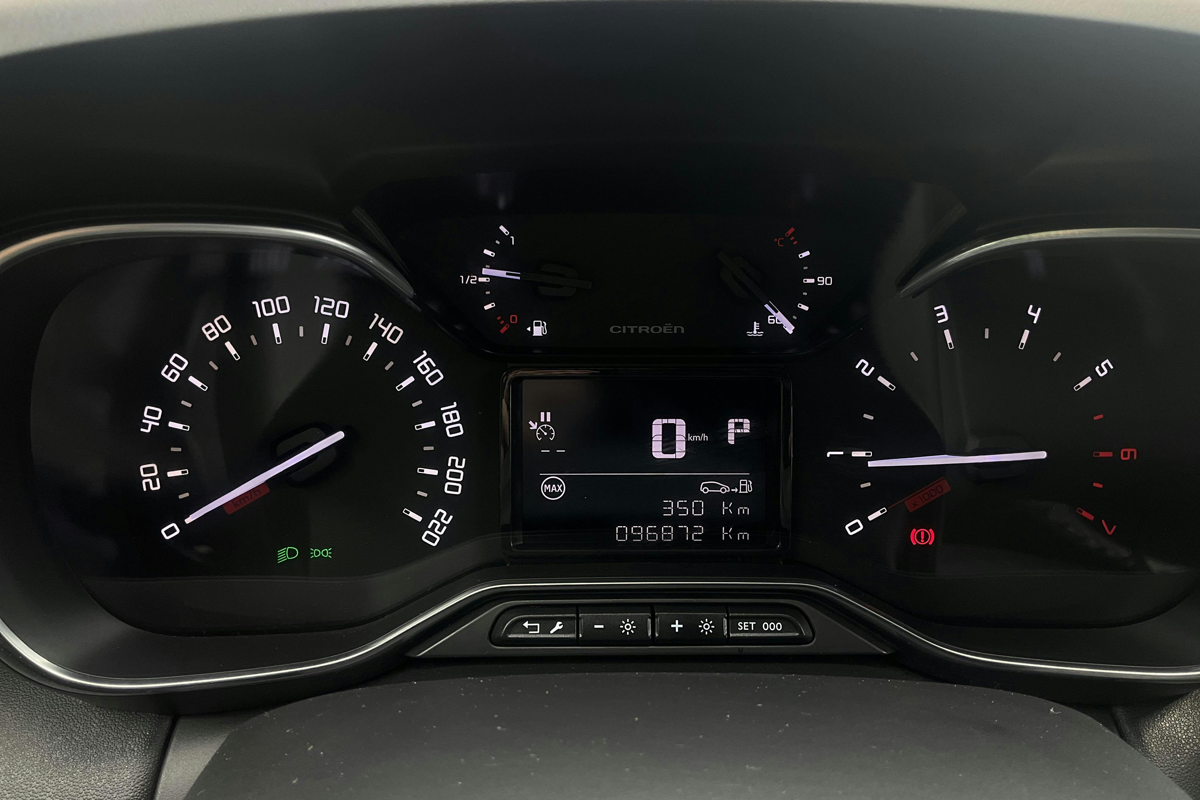 Presentationsfoto 10 av 10: Citroën C3 Aircross PureTech (110hk) - 9 687 mil - Automat - röd - 2018