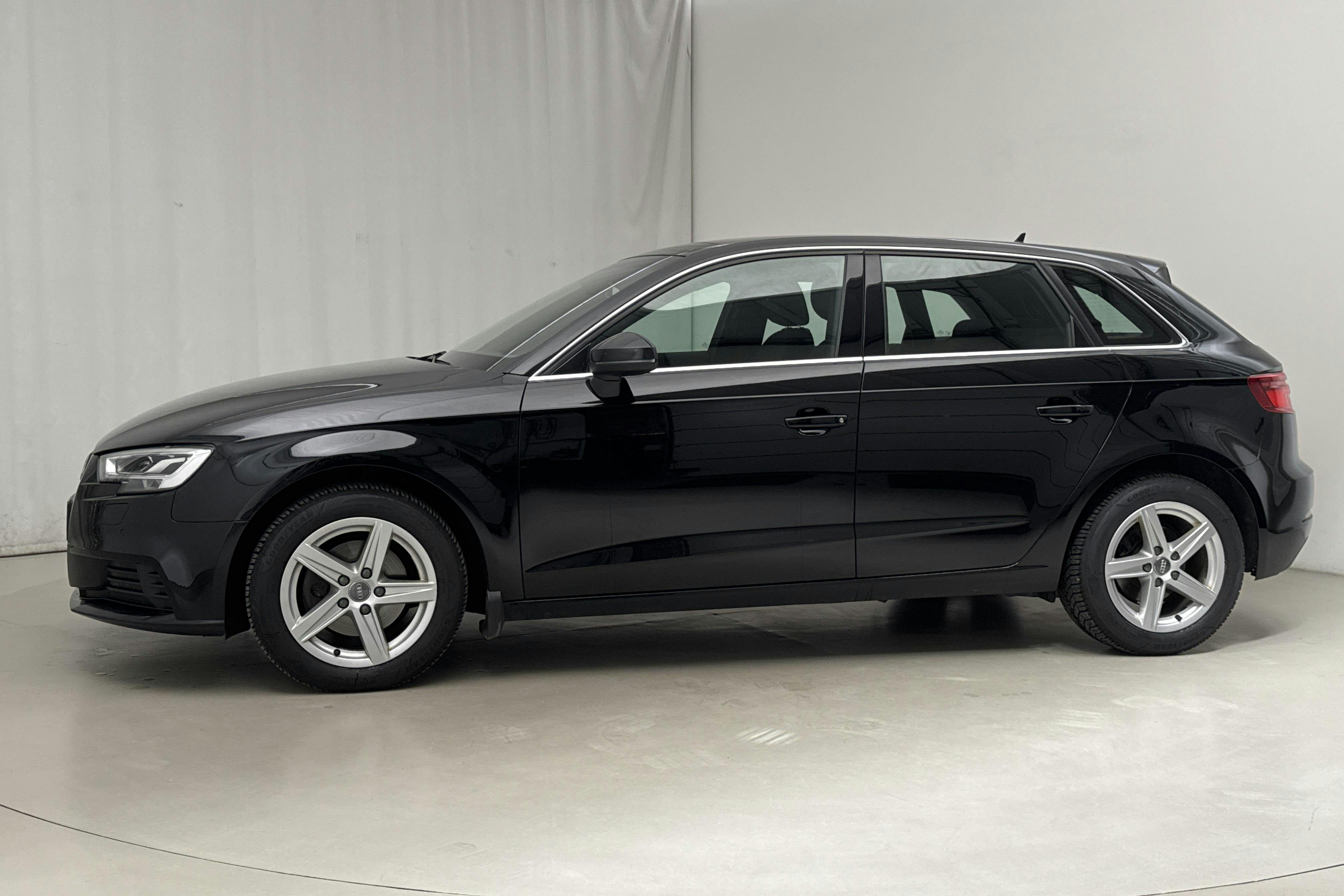 Presentationsfoto 2 av 13: Audi A3 Sportback 30 TFSI (116hk) - 14 552 mil - Automat - svart - 2019