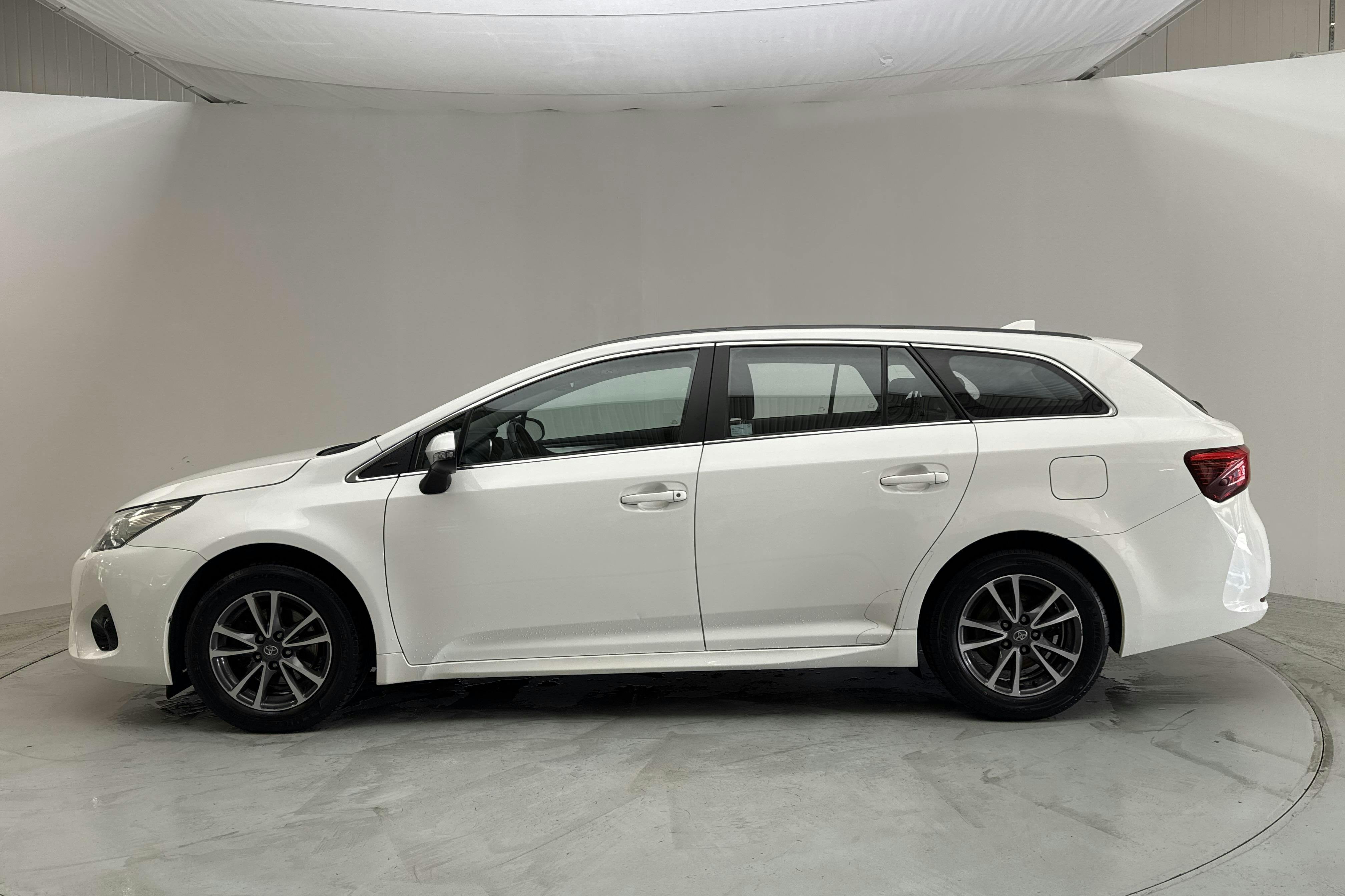 Presentationsfoto 2 av 13: Toyota Avensis 1.8 Touring Sports (147hk) - 11 305 mil - Manuell - vit - 2016