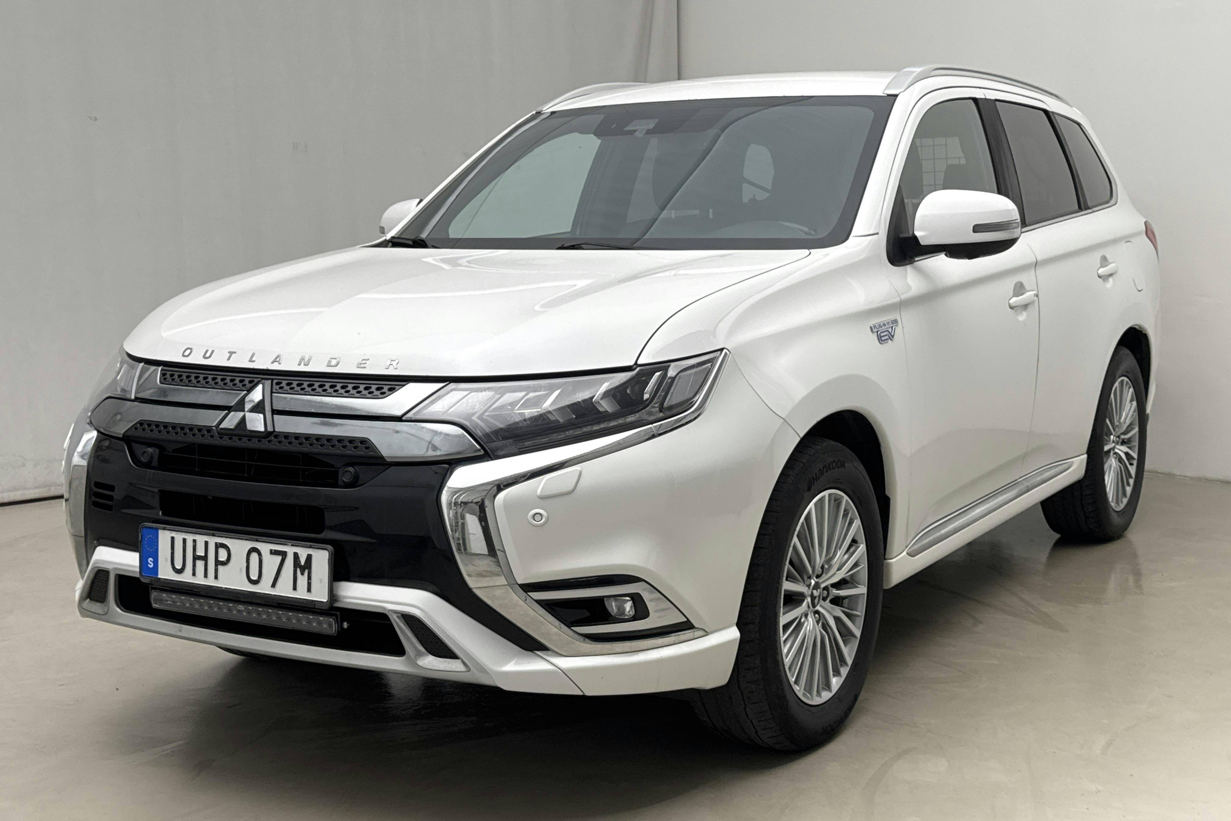 Mitsubishi Outlander 2.4 Plug-in Hybrid 4WD (136hk) - 23 079 mil - Automat - vit - 2019
