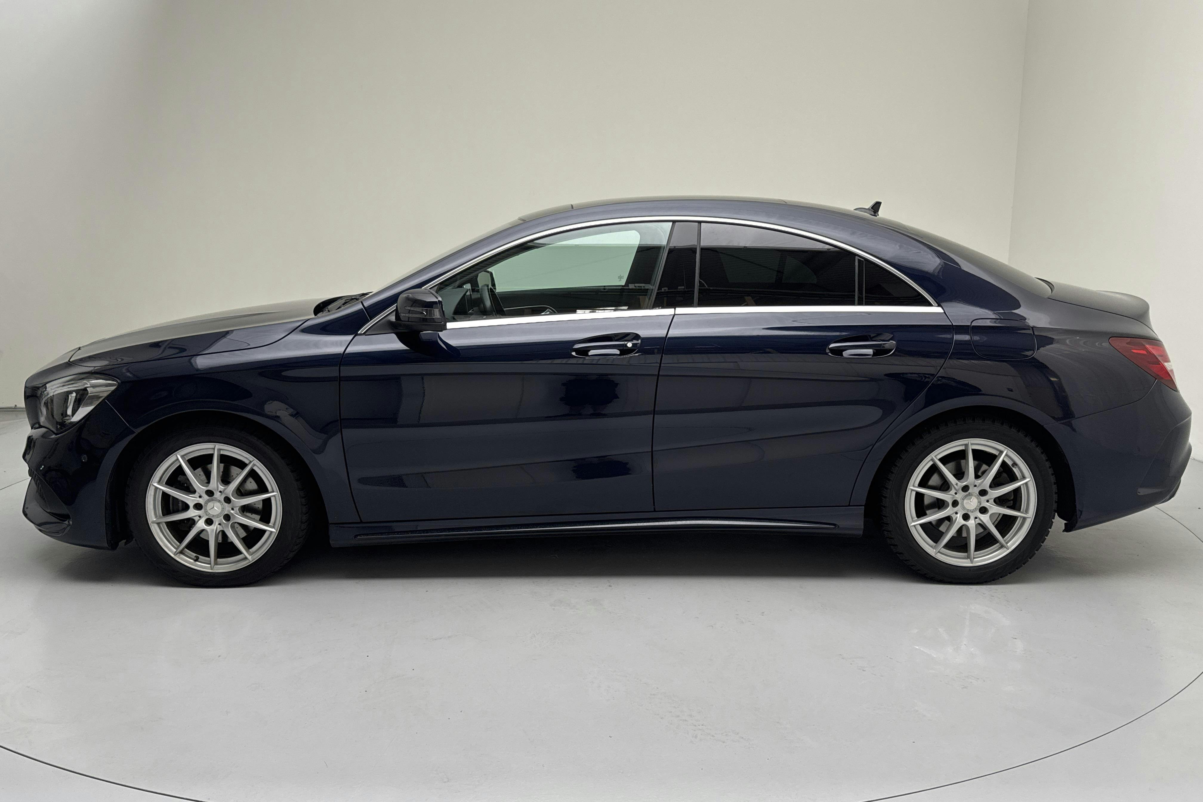 Presentationsfoto 2 av 13: Mercedes CLA 200 d 4MATIC Coupé C117 (136hk) - 5 882 mil - Automat - Dark Blue - 2019
