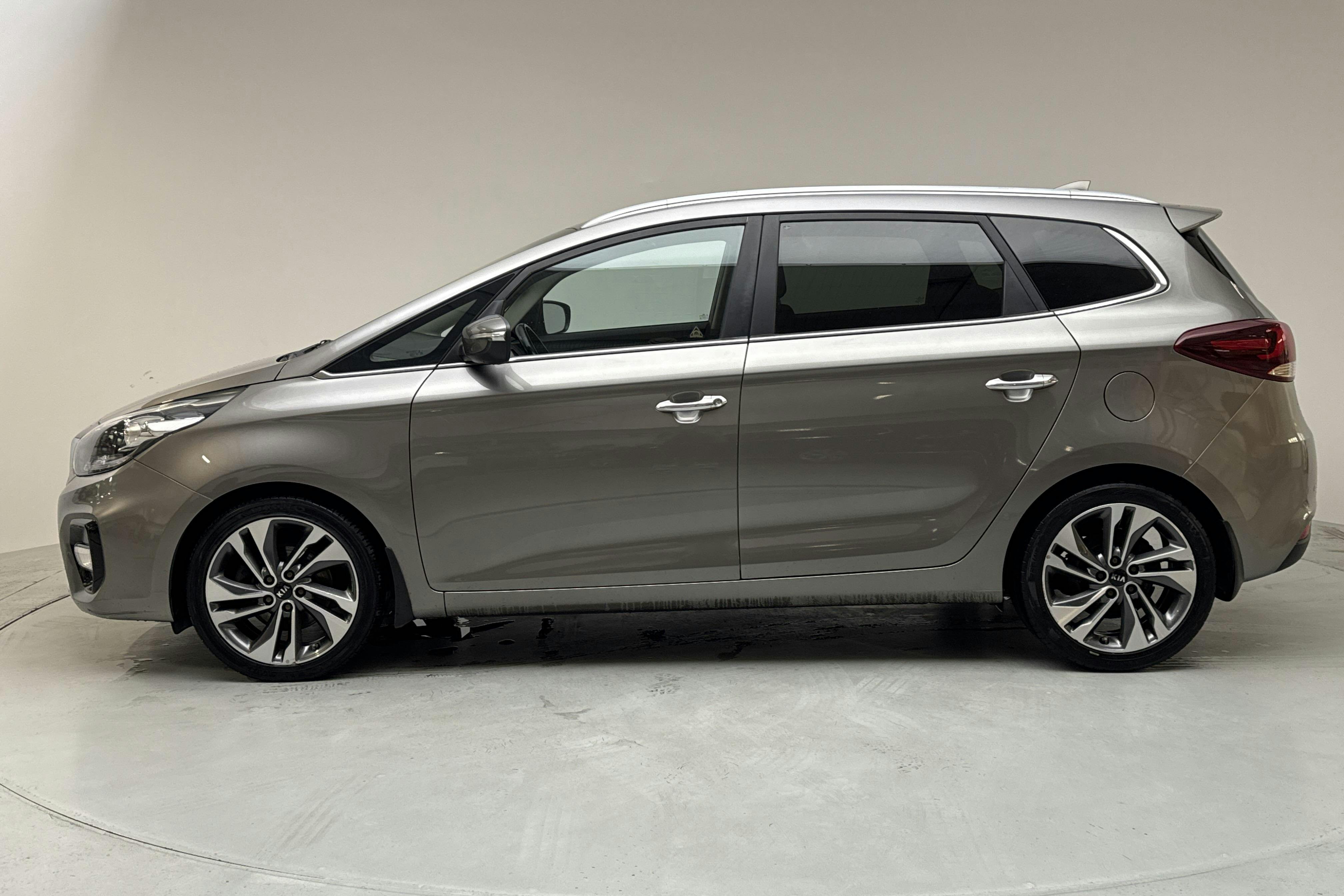 Presentationsfoto 2 av 15: KIA Carens 1.7 CRDi (136hk) - 11 821 mil - Automat - grå - 2017