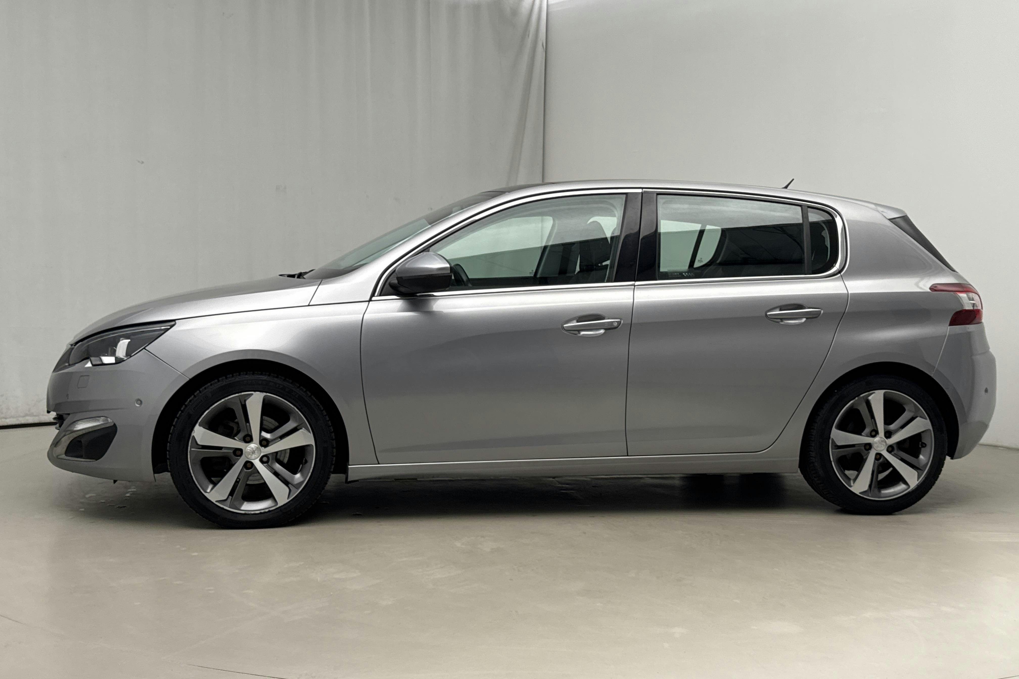 Presentationsfoto 2 av 16: Peugeot 308 1.6 e-HDi (115hk) - 9 379 mil - Manuell - grå - 2014