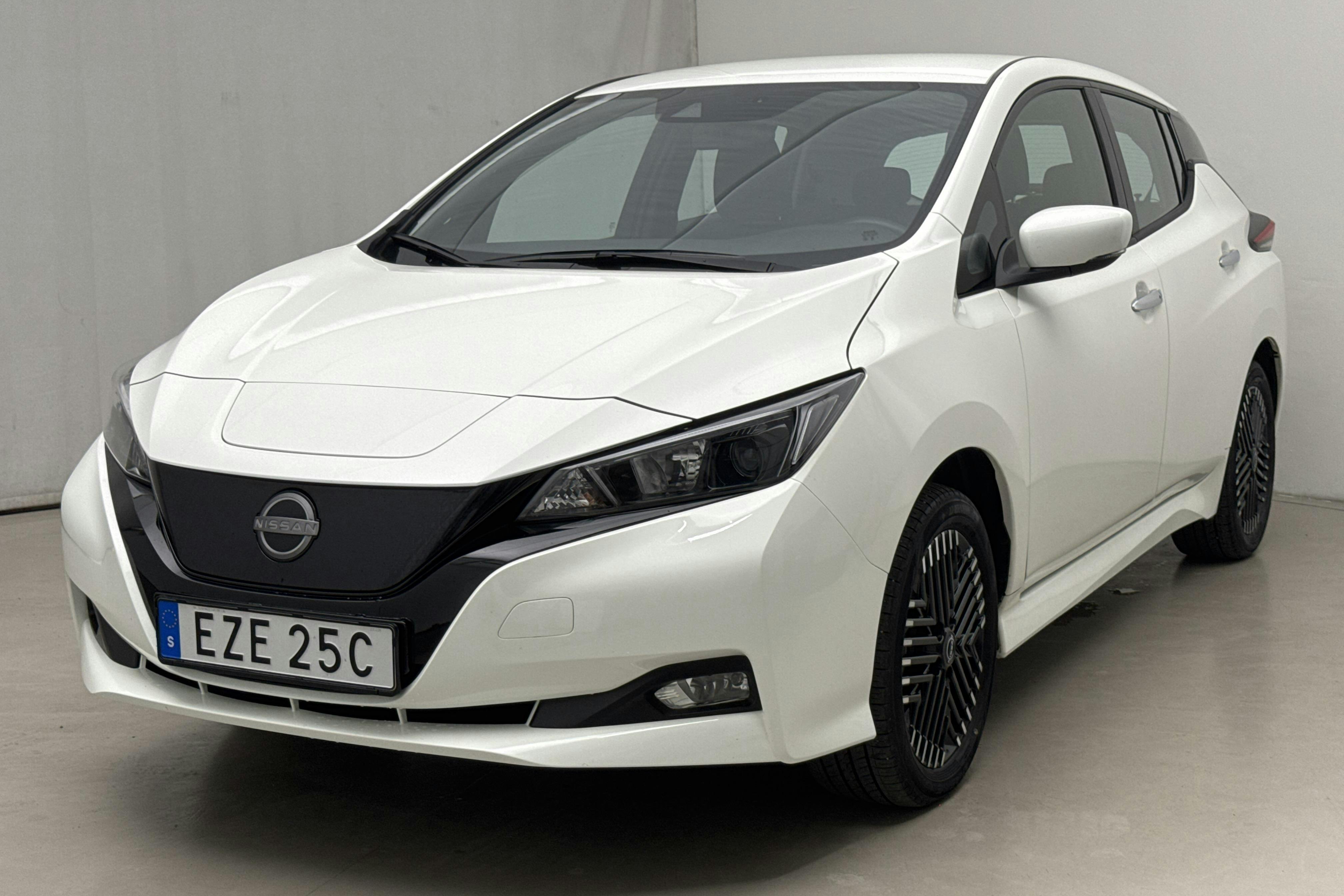 Presentation photo 1 of 16: Nissan LEAF 5dr 59 kWh (214hk) - 19 200 km - Automatic - white - 2023