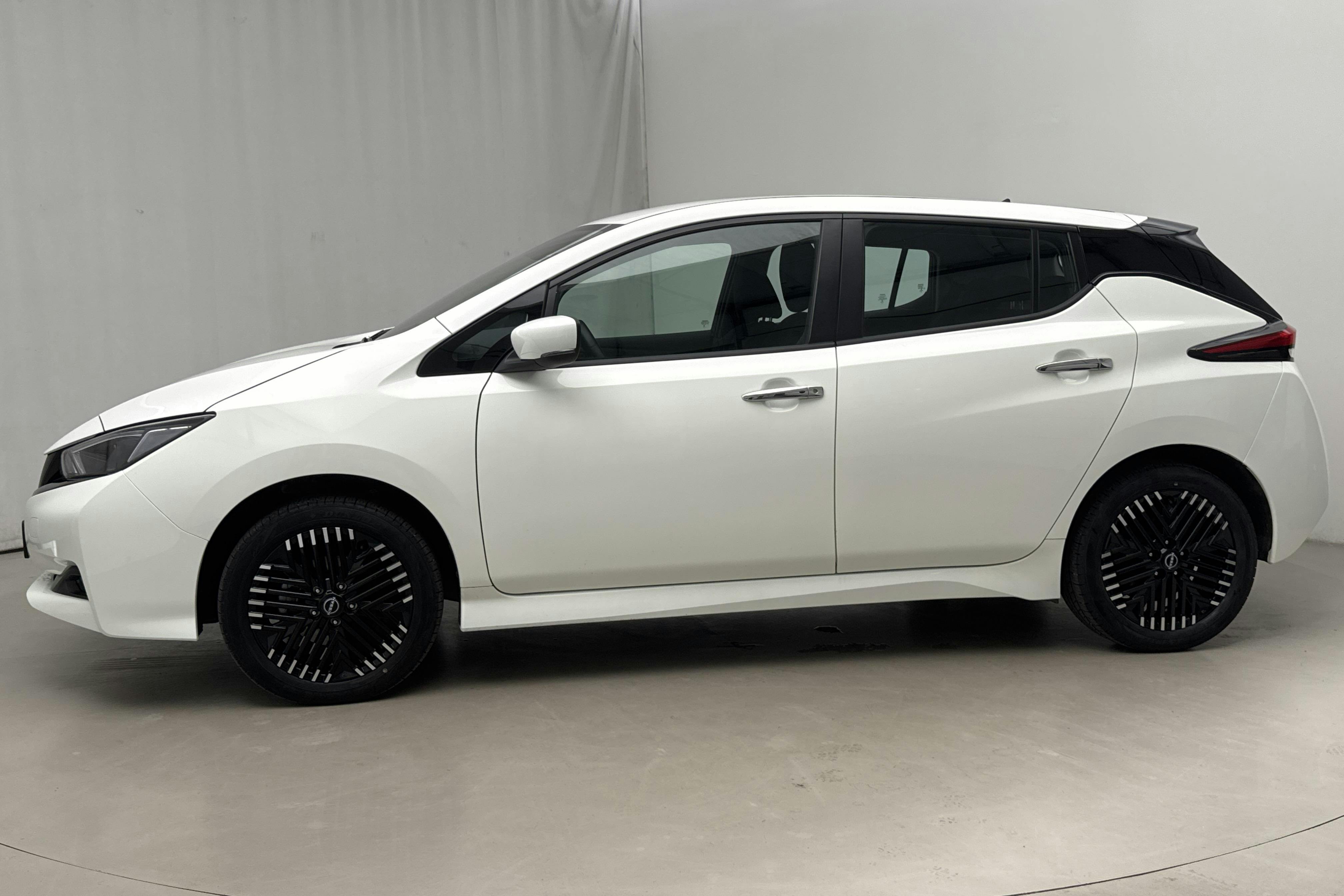 Presentation photo 2 of 16: Nissan LEAF 5dr 59 kWh (214hk) - 19 200 km - Automatic - white - 2023