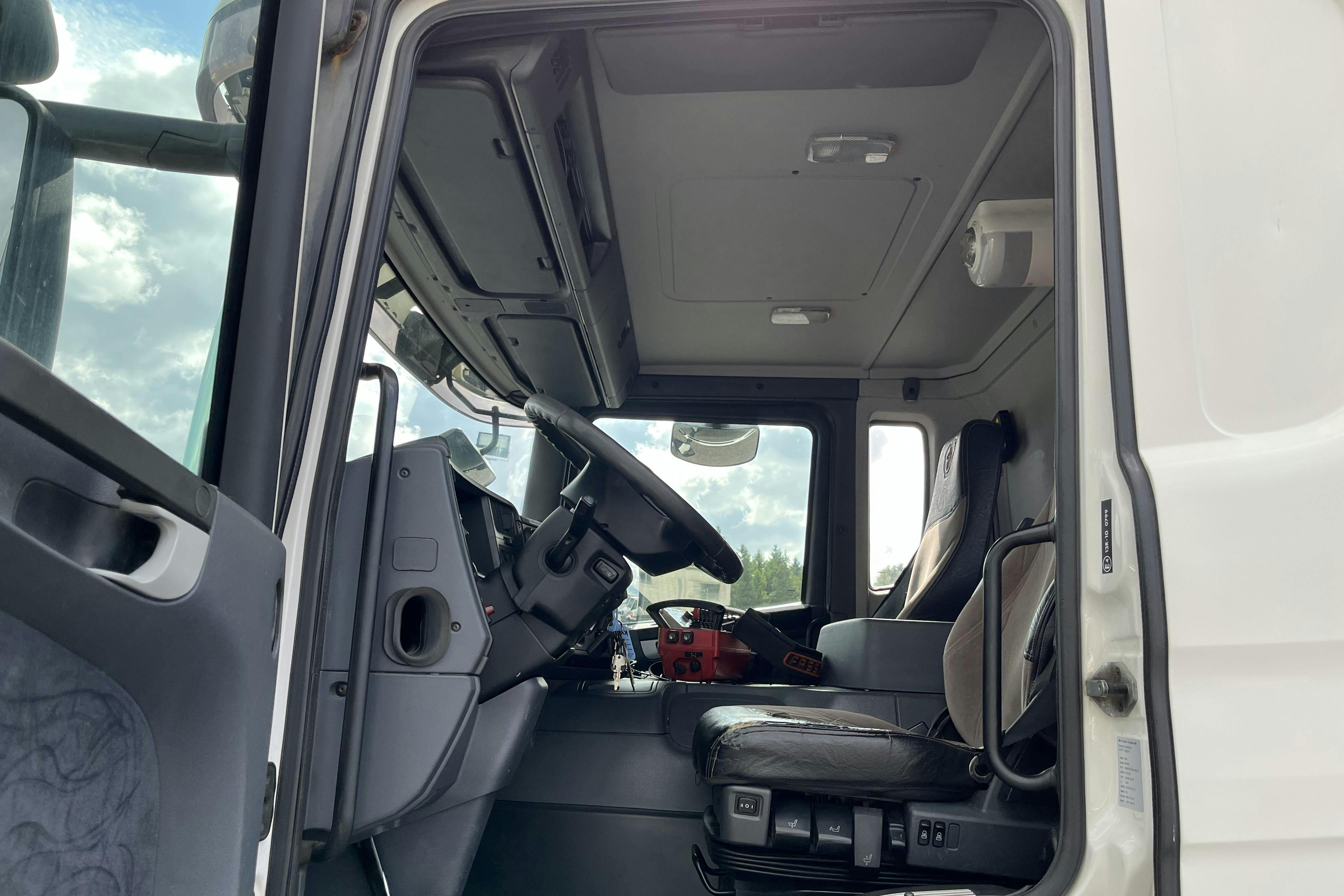 Scania P270 - 459 399 km - Automat - vit - 2008