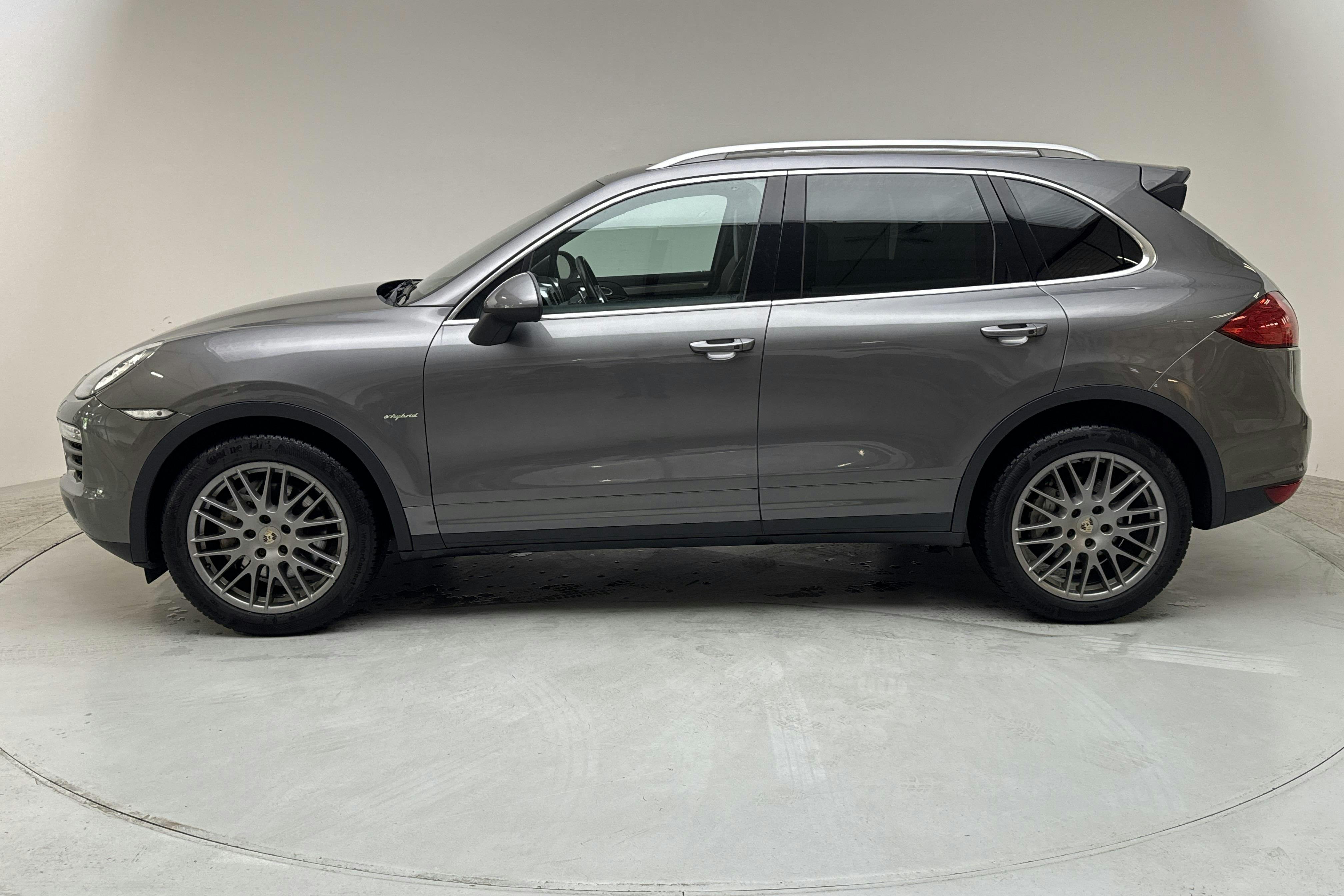 Presentationsfoto 2 av 13: Porsche Cayenne S Hybrid (380hk) - 20 580 mil - Automat - Dark Grey - 2011