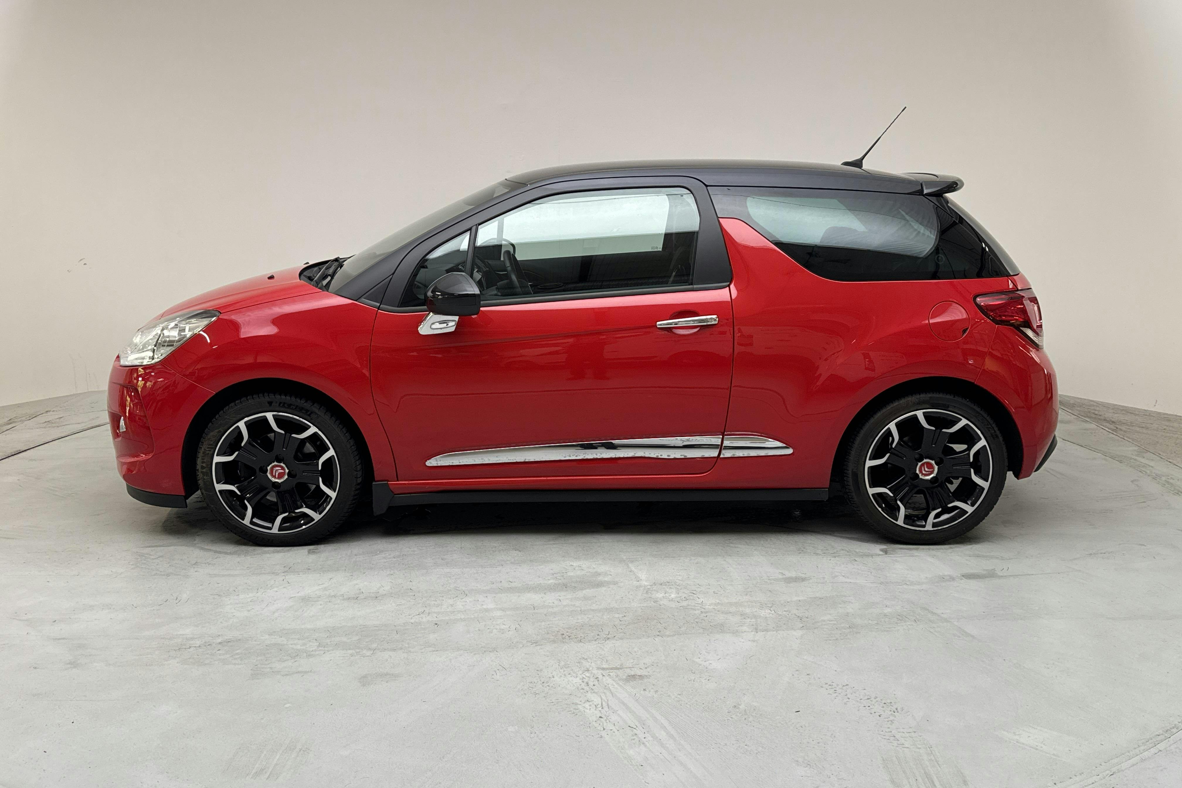 Presentation photo 2 of 12: Citroën DS3 1.6 THP (155hk) - 79 330 km - Manual - red - 2011