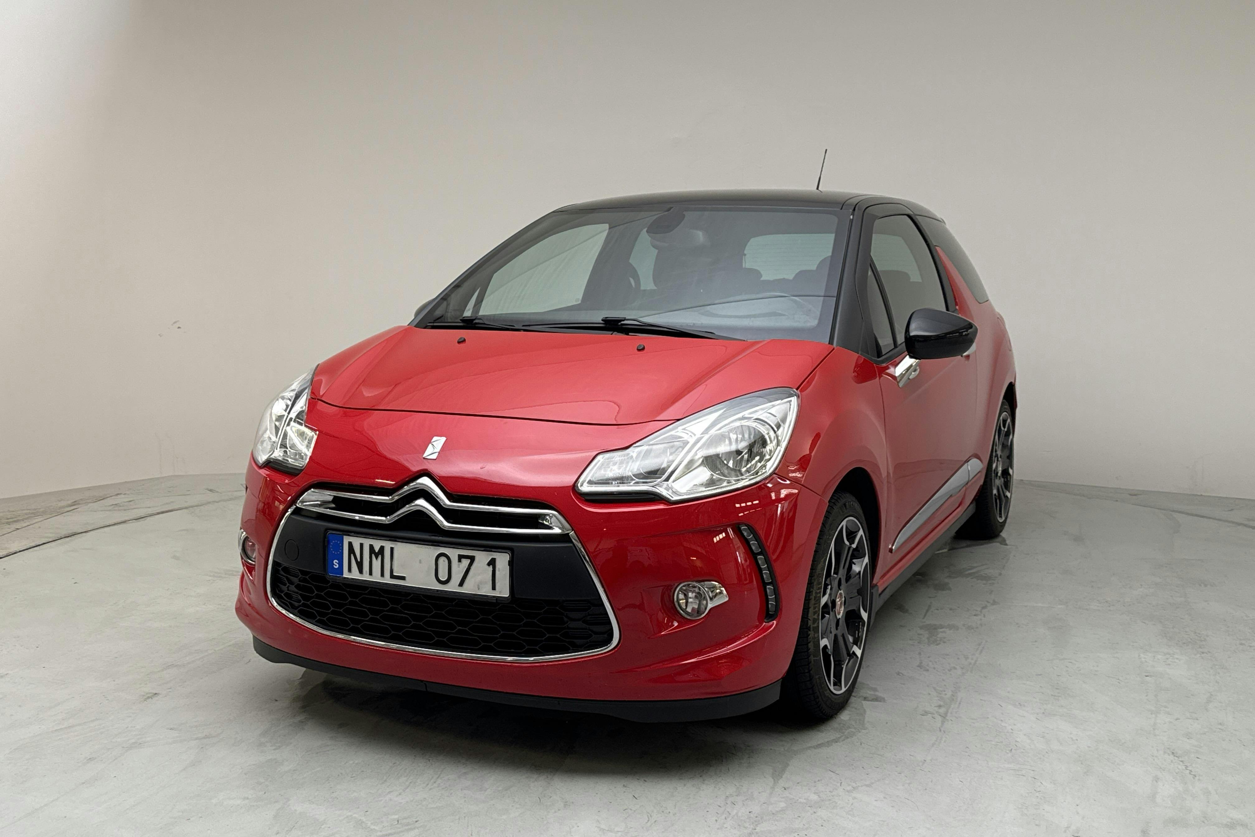 Presentation photo 1 of 12: Citroën DS3 1.6 THP (155hk) - 79 330 km - Manual - red - 2011