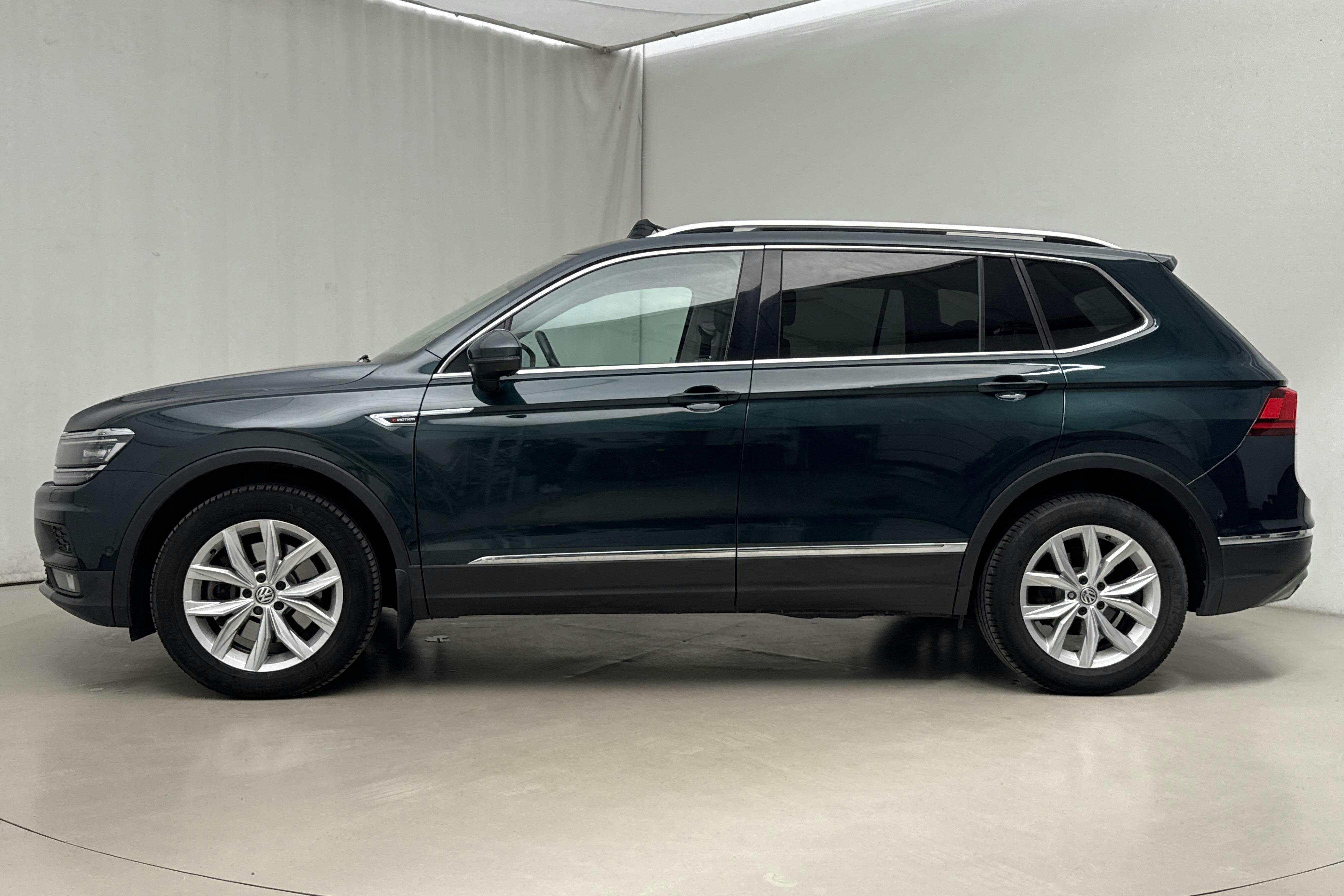 Presentationsfoto 2 av 21: VW Tiguan Allspace 2.0 TDI 4MOTION (190hk) - 10 339 mil - Automat - Dark Green - 2019