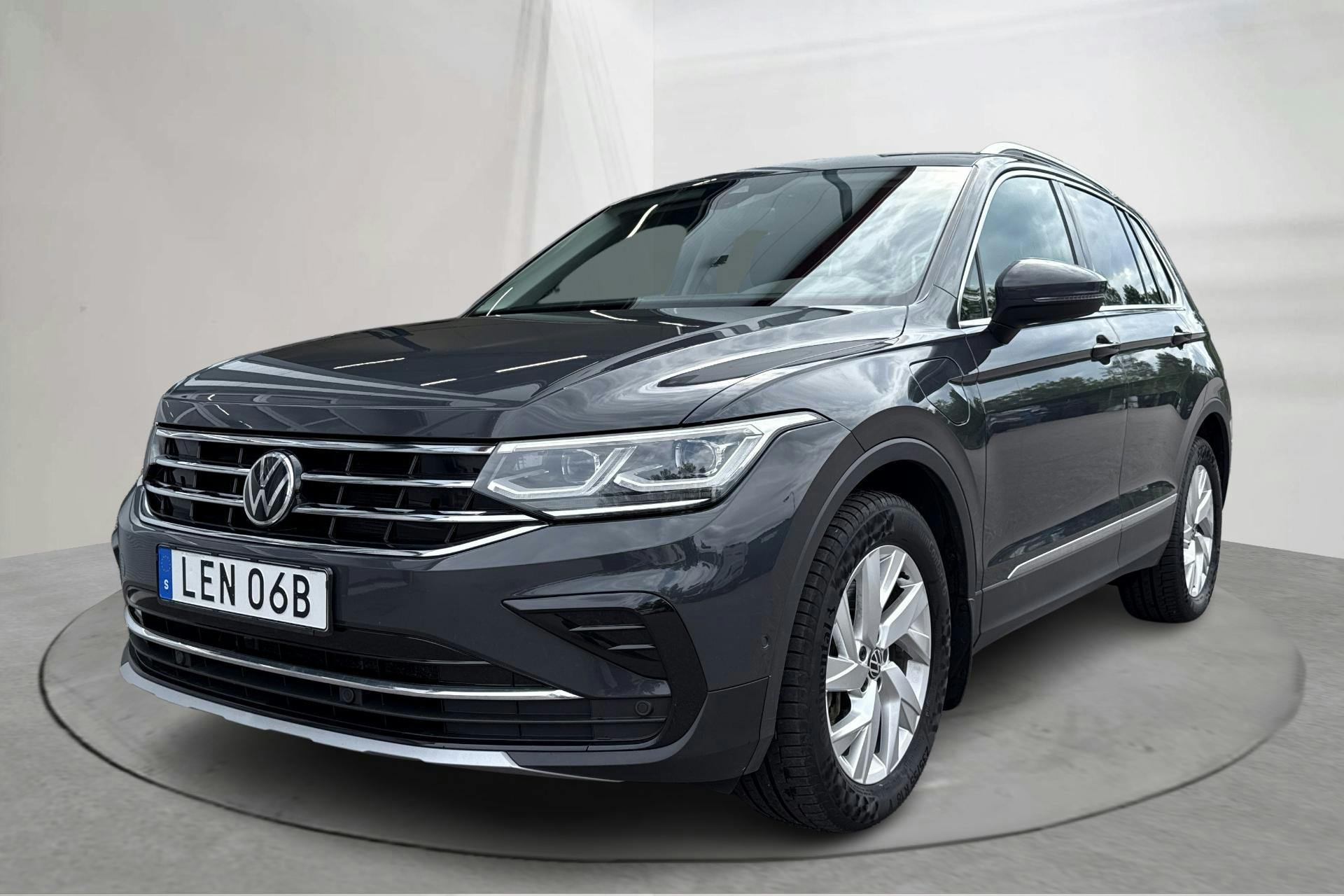 Presentationsfoto 1 av 18: VW Tiguan 1.4 TSI eHybrid (245hk) - 14 858 mil - Automat - grå - 2021