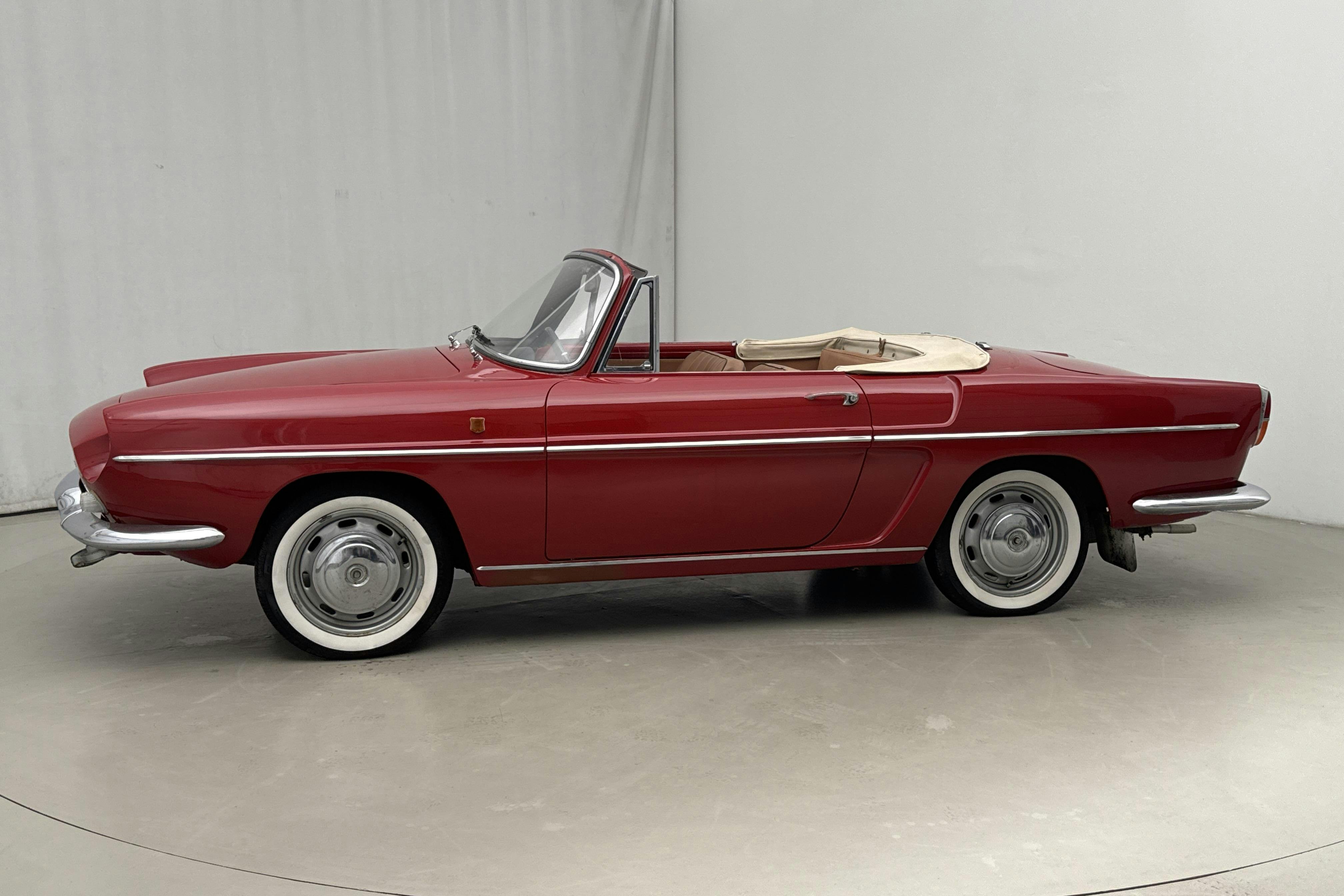 Presentationsfoto 2 av 22: Renault Caravelle Cabriolet 1.0 (44hk) - 5 238 mil - Manuell - röd - 1964