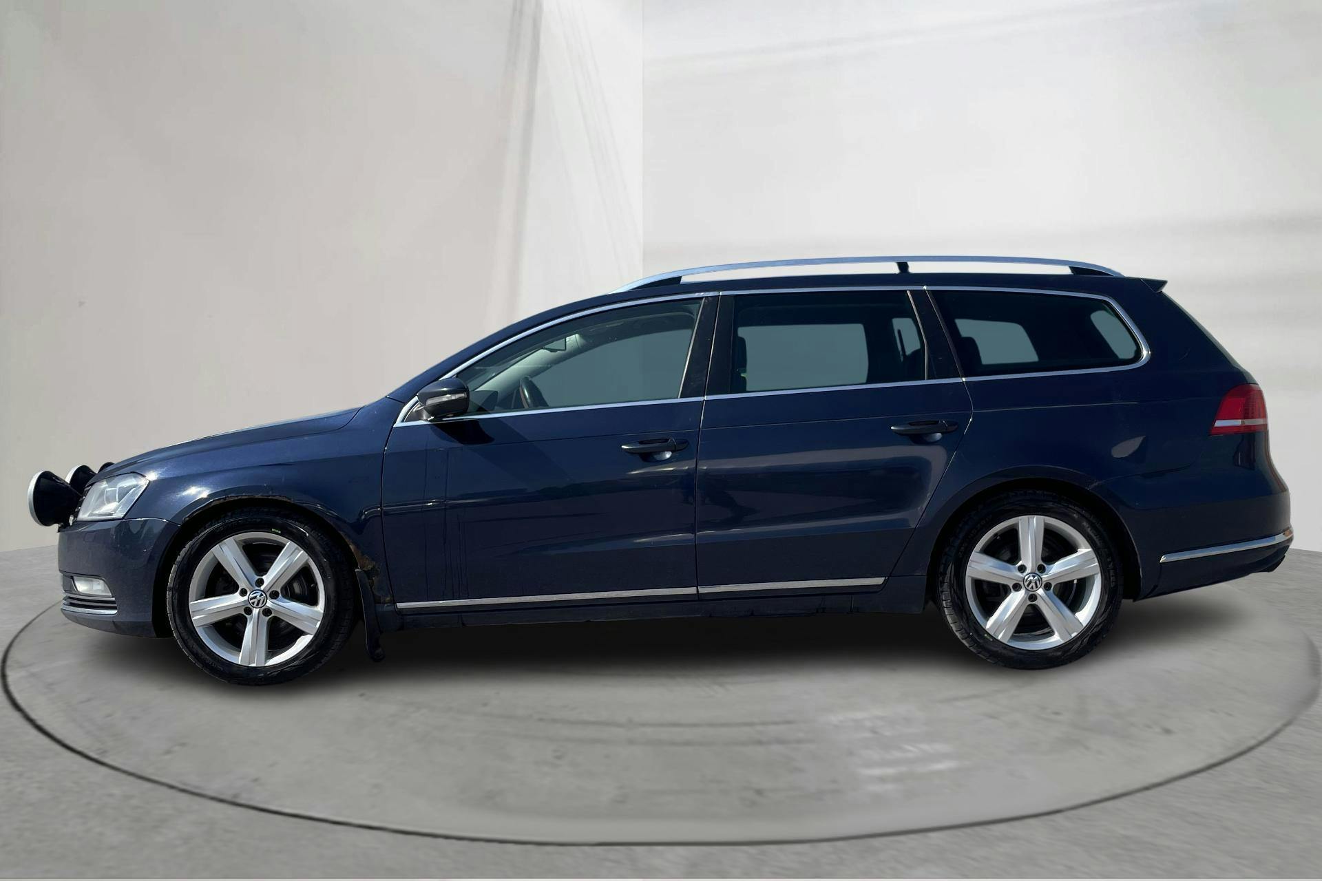 Presentationsfoto 2 av 15: VW Passat 2.0 TDI BlueMotion Technology Variant (140hk) - 30 562 mil - Manuell - Dark Blue - 2011