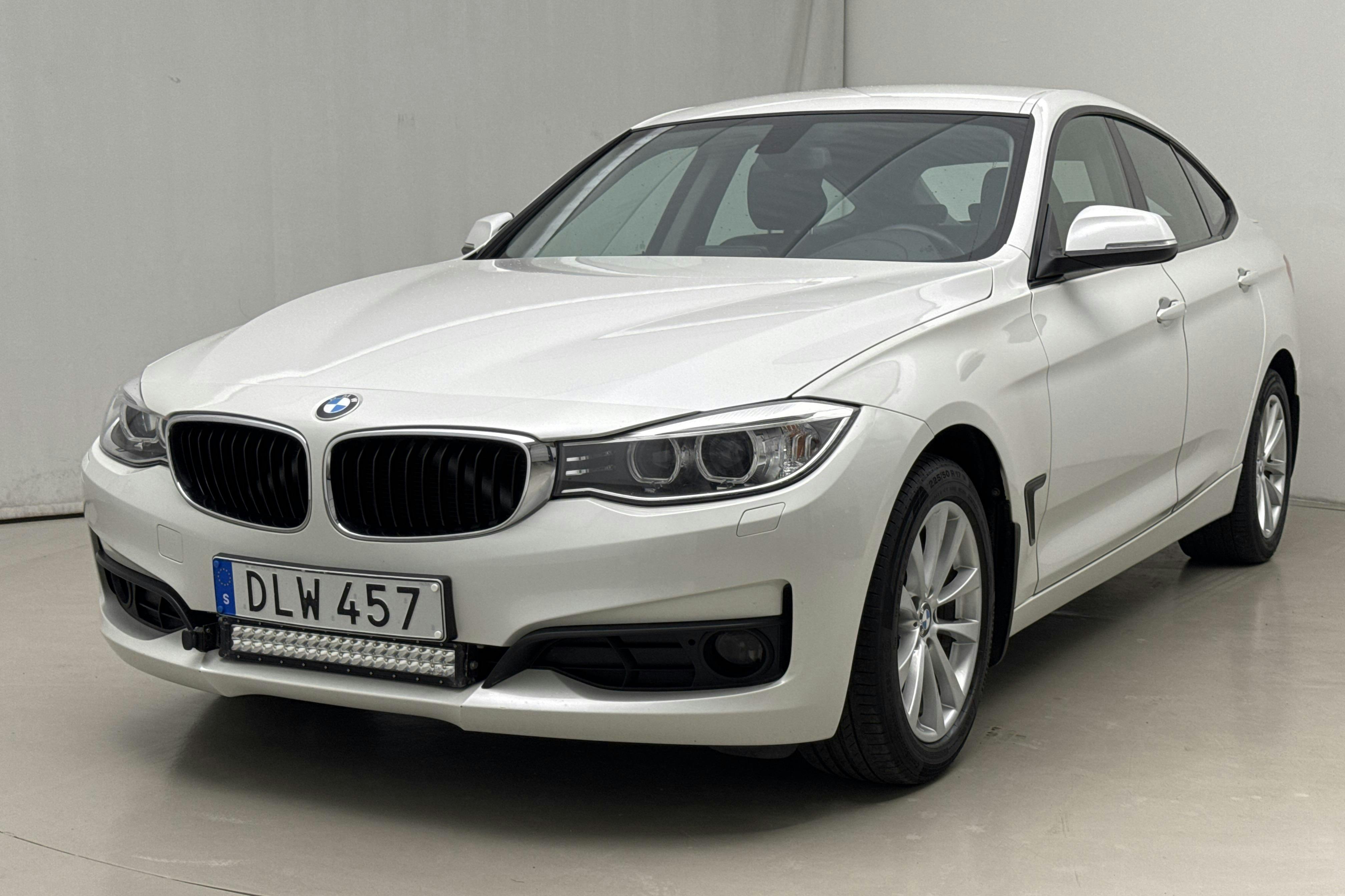 BMW 318d GT, F34 (143hk) - 22 504 mil - Automat - vit - 2015