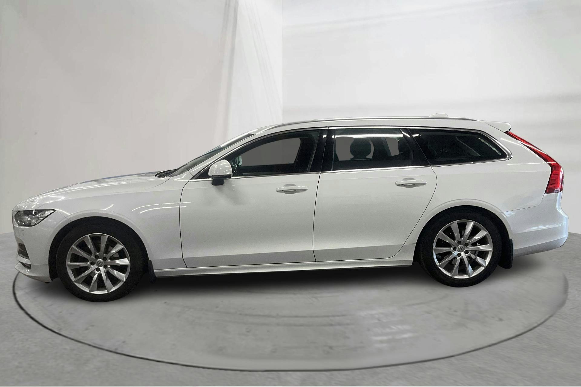Presentationsfoto 2 av 15: Volvo V90 D4 AWD (190hk) - 16 899 mil - Automat - vit - 2019